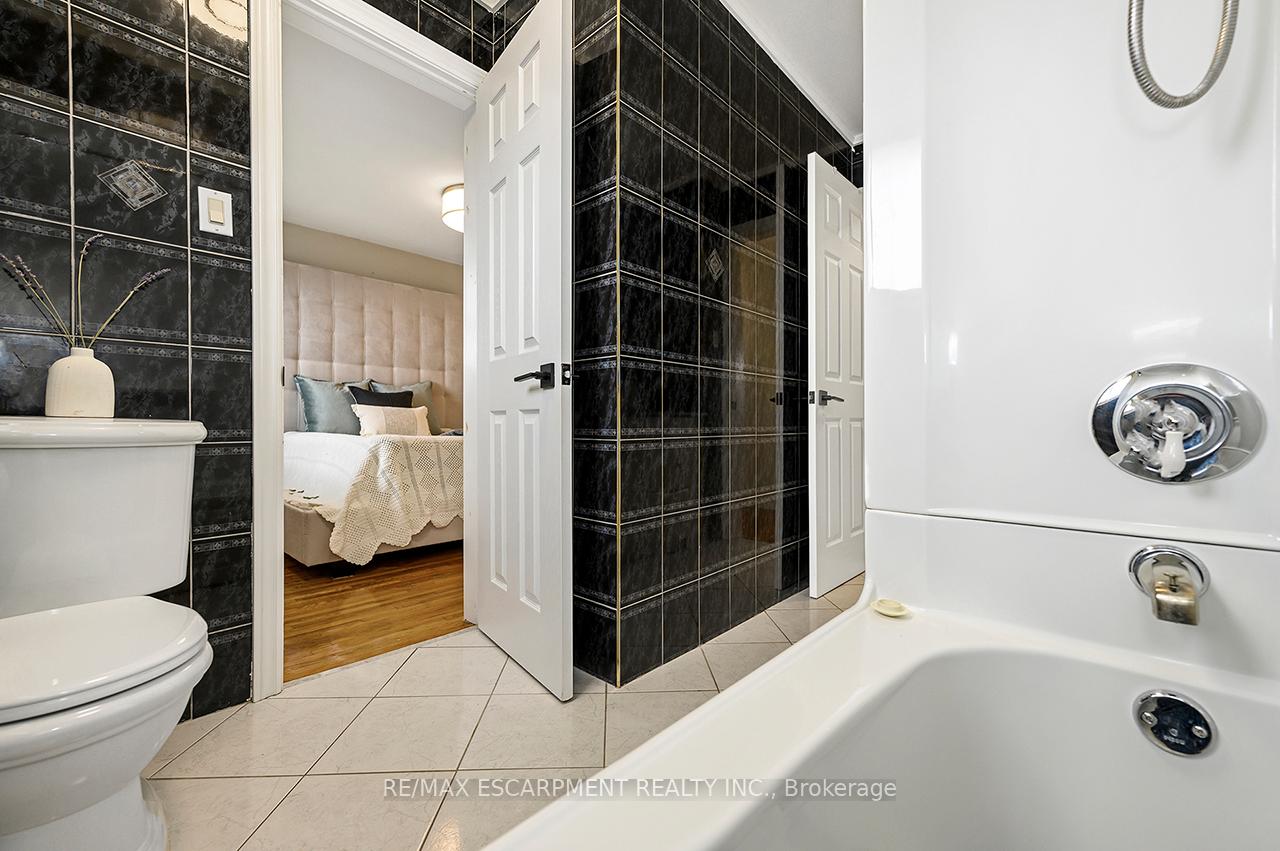 Photo 27 of 3726 Holden Crescent, Mississauga, Mississauga Valleys — HOMEH