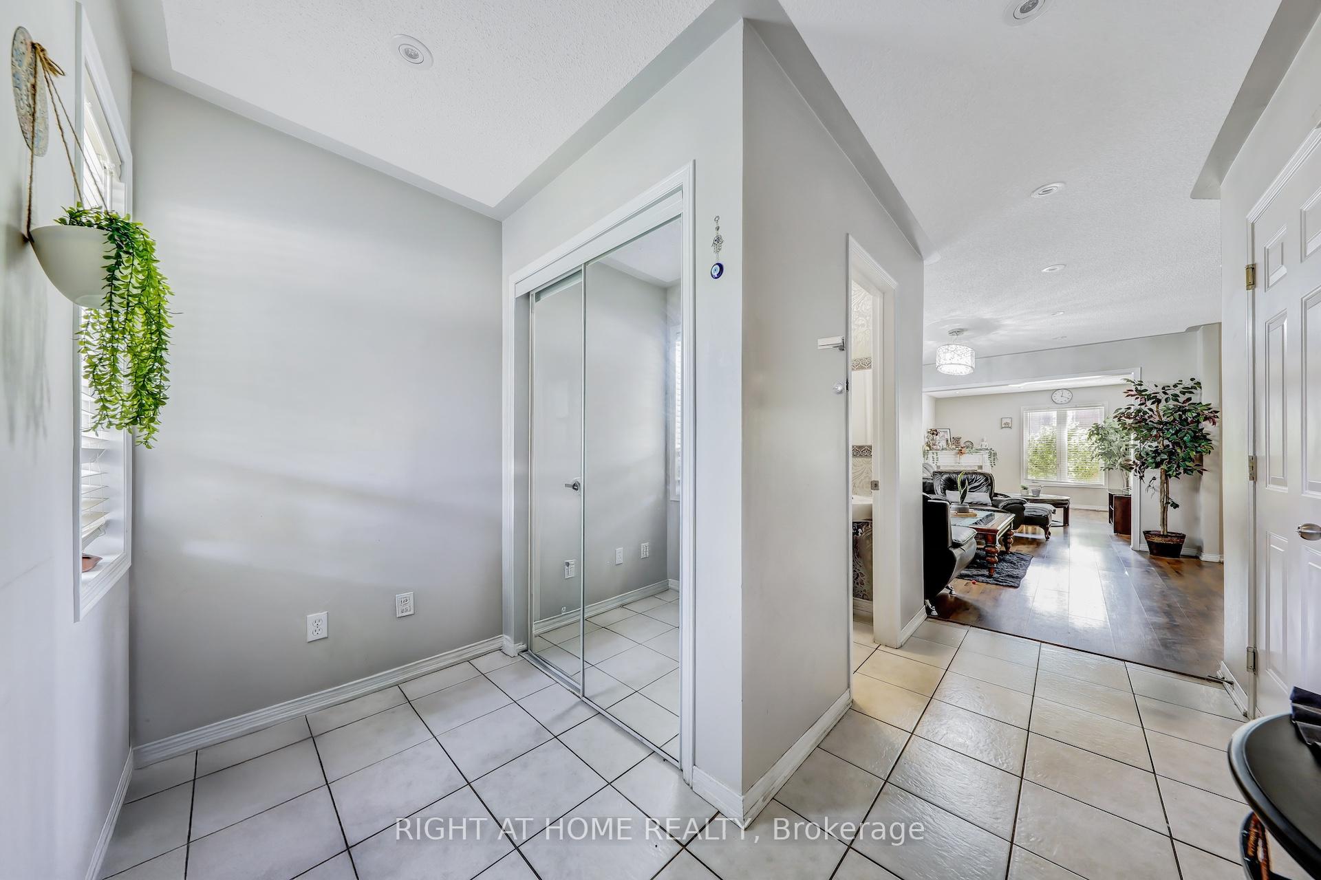 Photo 5 of 28 Cedarvalley Boulevard, Brampton, Northwest Sandalwood Parkway — HOMEH