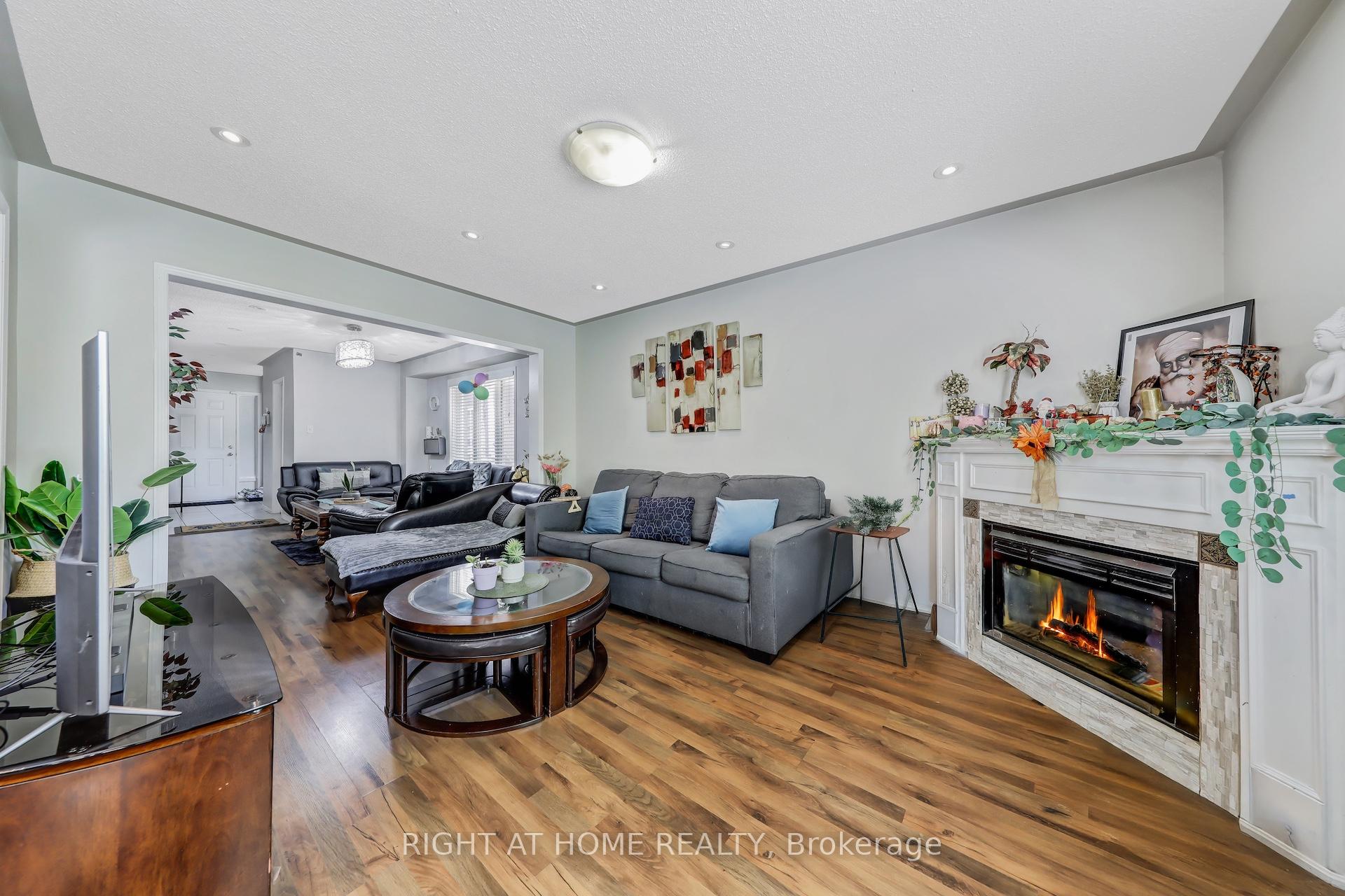 Photo 9 of 28 Cedarvalley Boulevard, Brampton, Northwest Sandalwood Parkway — HOMEH