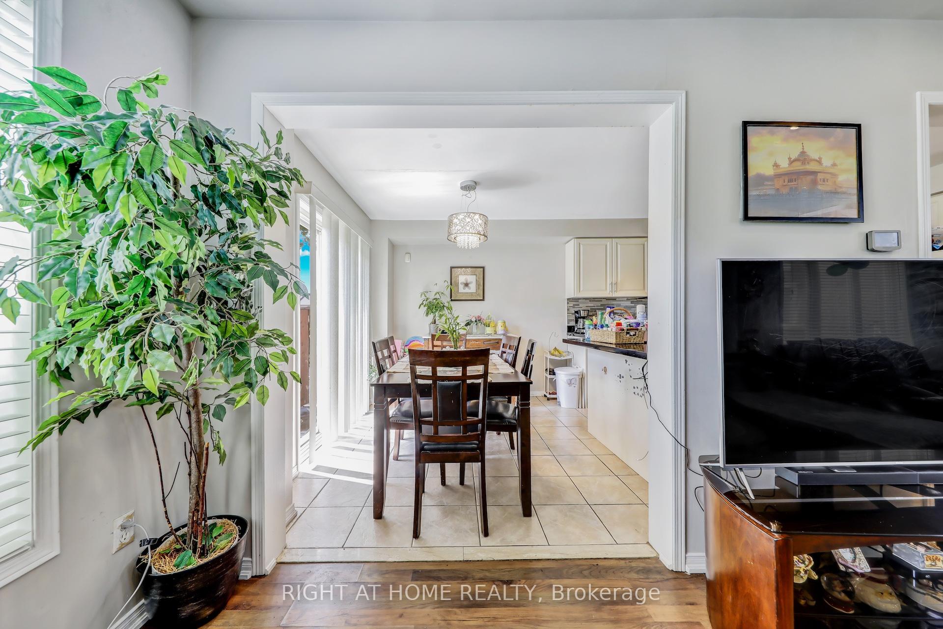 Photo 12 of 28 Cedarvalley Boulevard, Brampton, Northwest Sandalwood Parkway — HOMEH