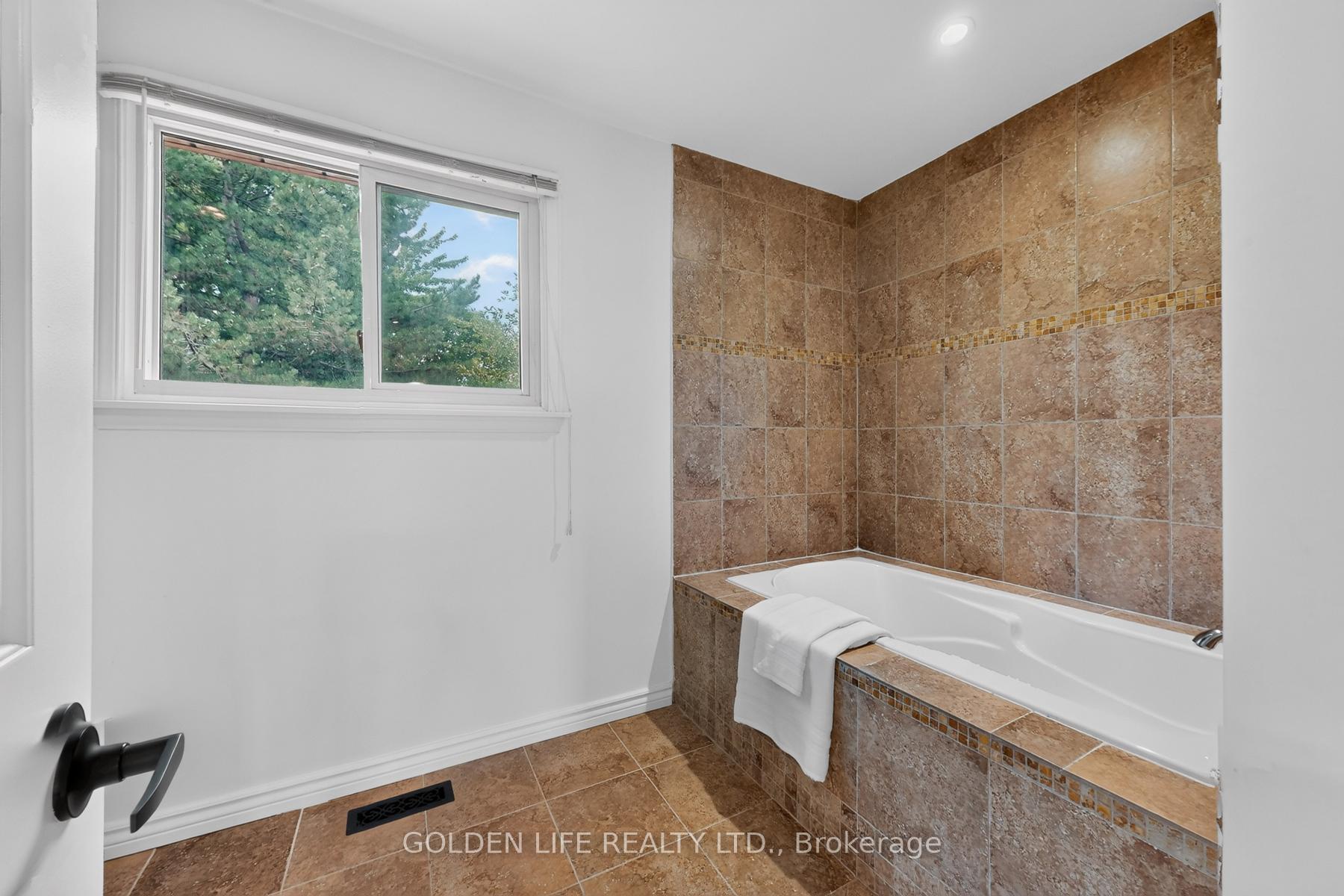 Photo 33 of 186 Carlton Road, Markham, Unionville — HOMEH