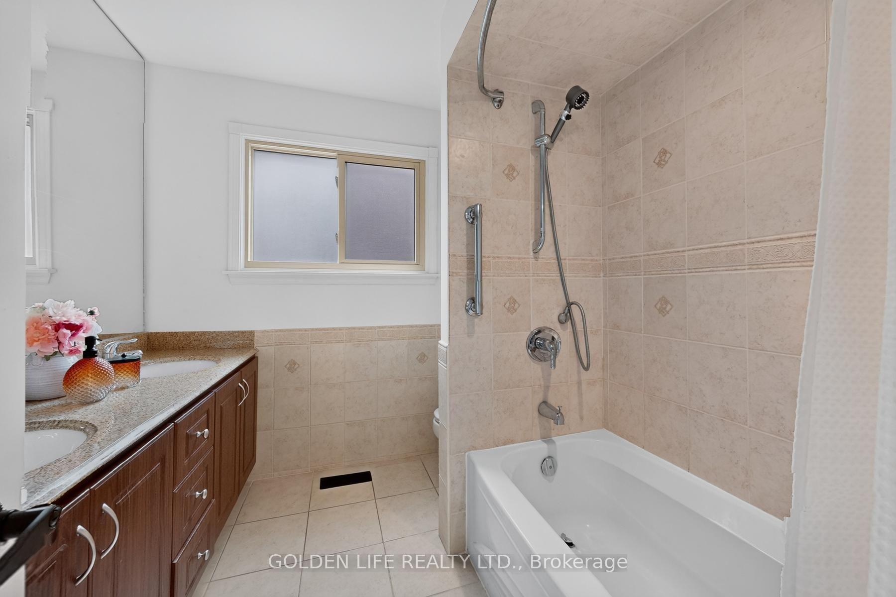 Photo 40 of 186 Carlton Road, Markham, Unionville — HOMEH