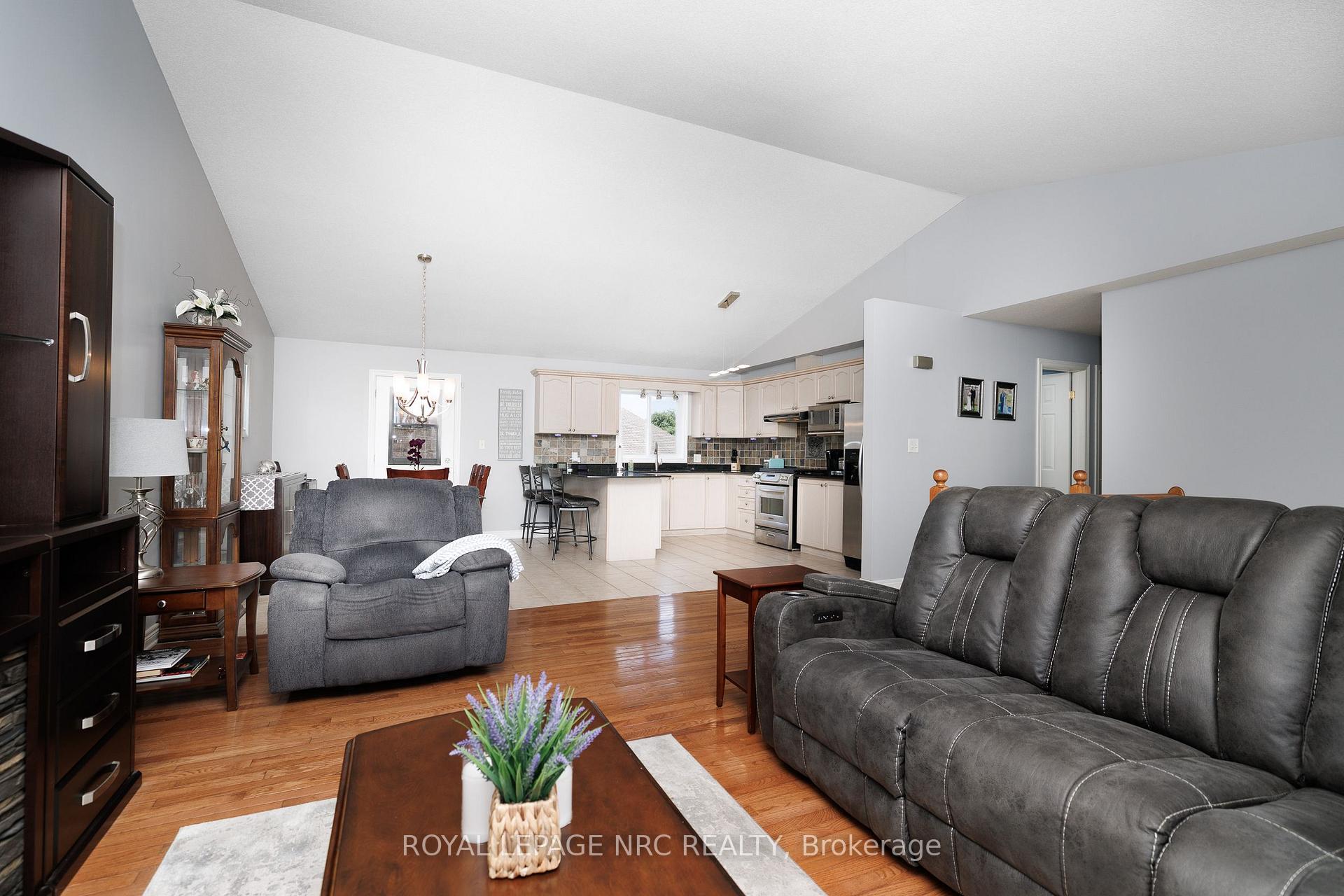 Photo 7 of 8093 Beaverton Boulevard, Niagara Falls, Ascot — HOMEH