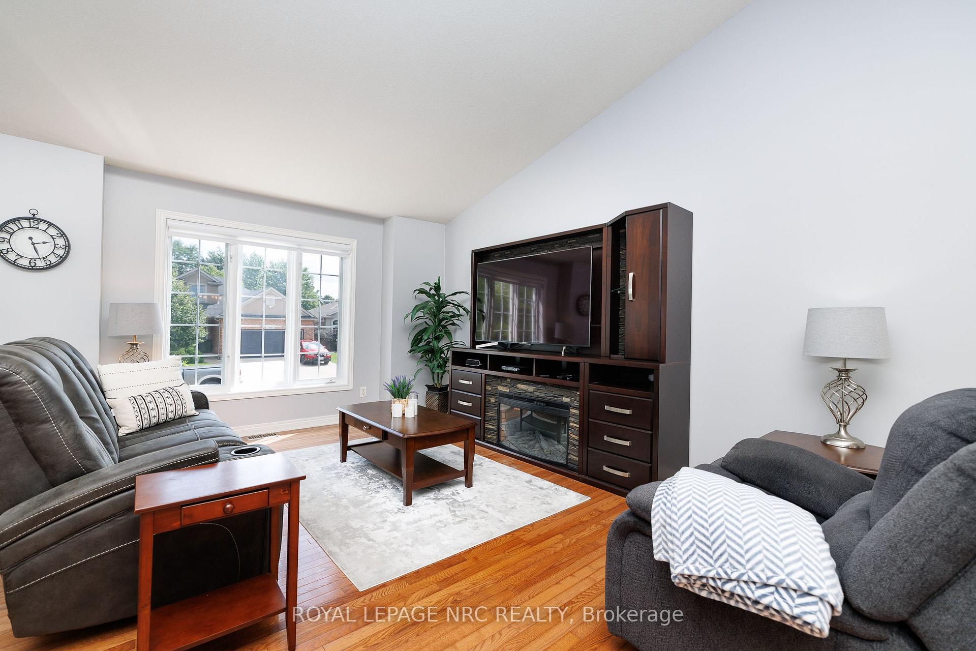 Photo 8 of 8093 Beaverton Boulevard, Niagara Falls, Ascot — HOMEH