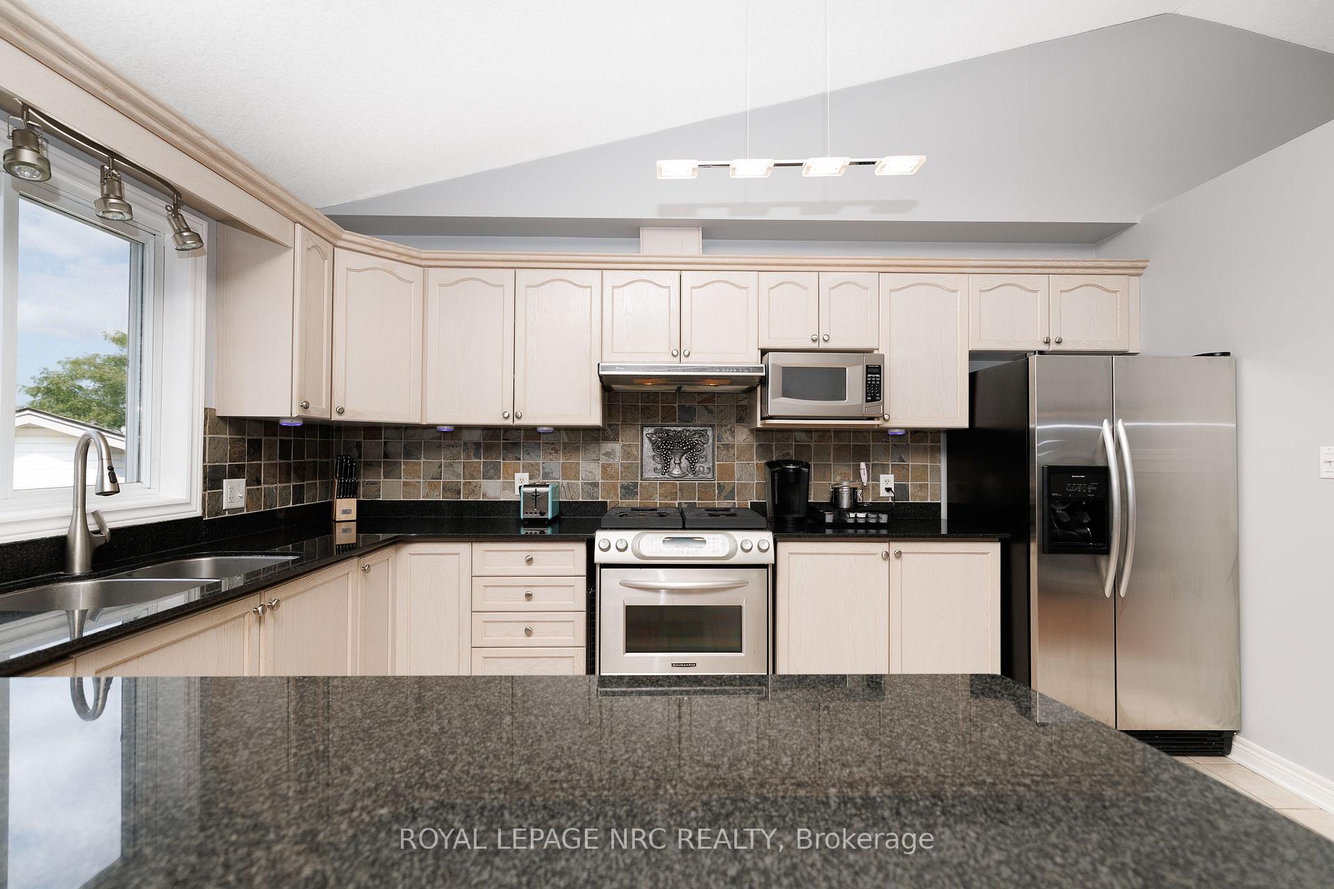 Photo 11 of 8093 Beaverton Boulevard, Niagara Falls, Ascot — HOMEH