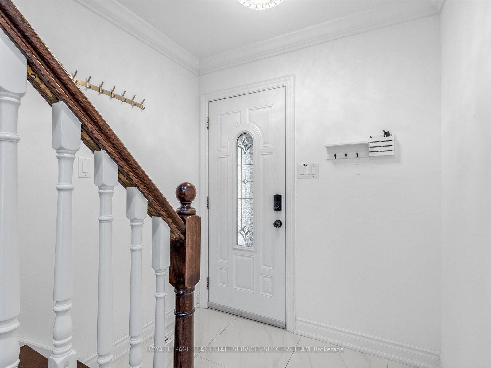 Photo 4 of 43 Hendon Road, Markham, Milliken Mills East — HOMEH