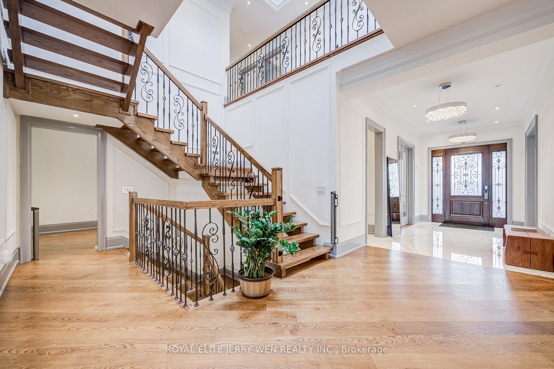 Photo 3 of 300 Upper Highland Crescent, North York, St. Andrew-Windfields — HOMEH
