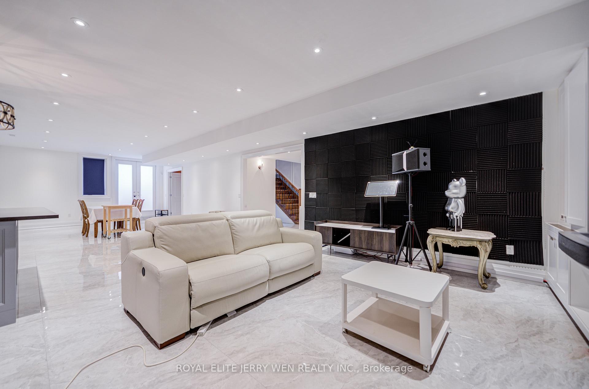 Photo 34 of 300 Upper Highland Crescent, North York, St. Andrew-Windfields — HOMEH