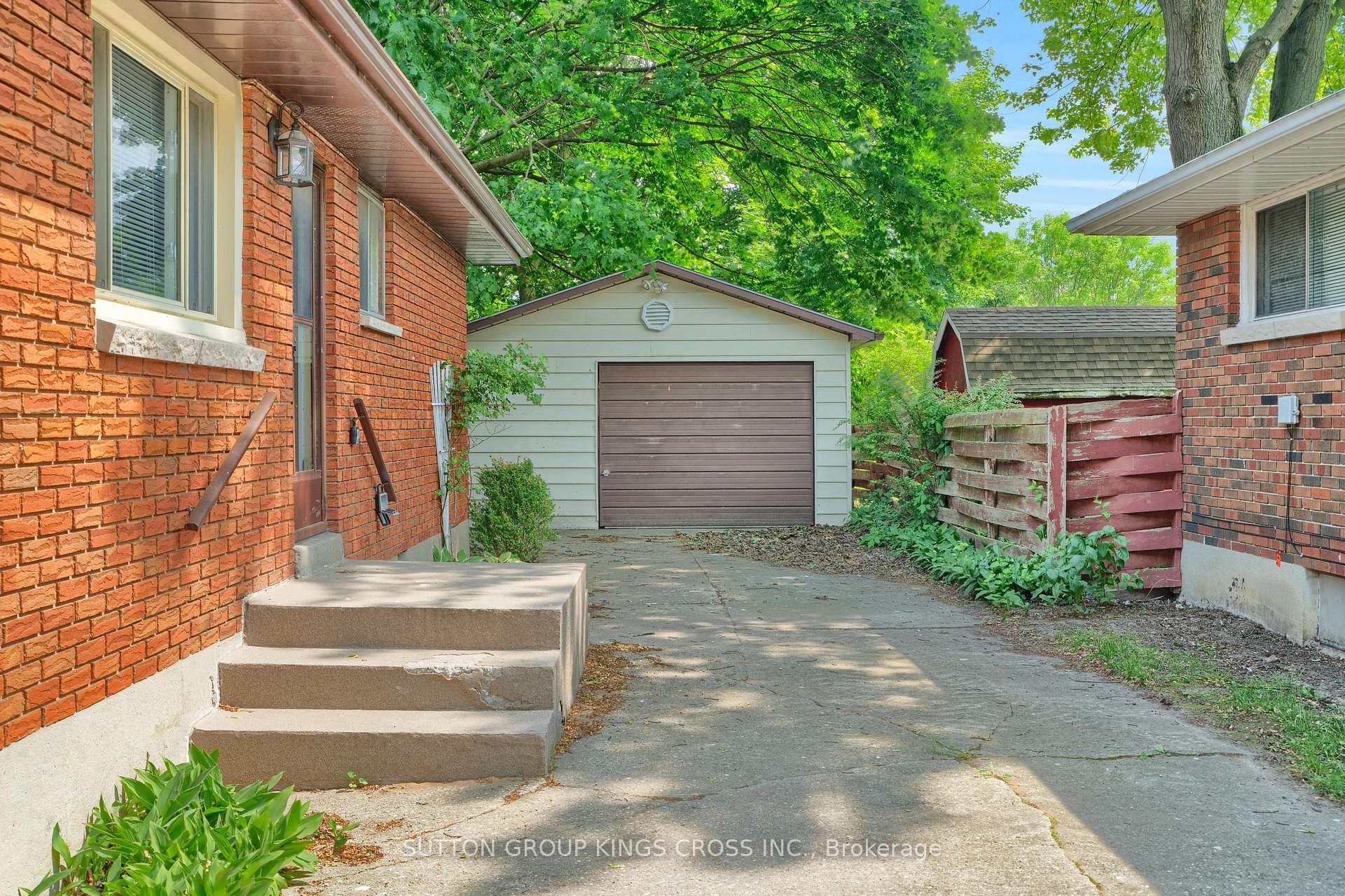 Photo 2 of 34 Hillcrest Avenue, Chatham-Kent — HOMEH