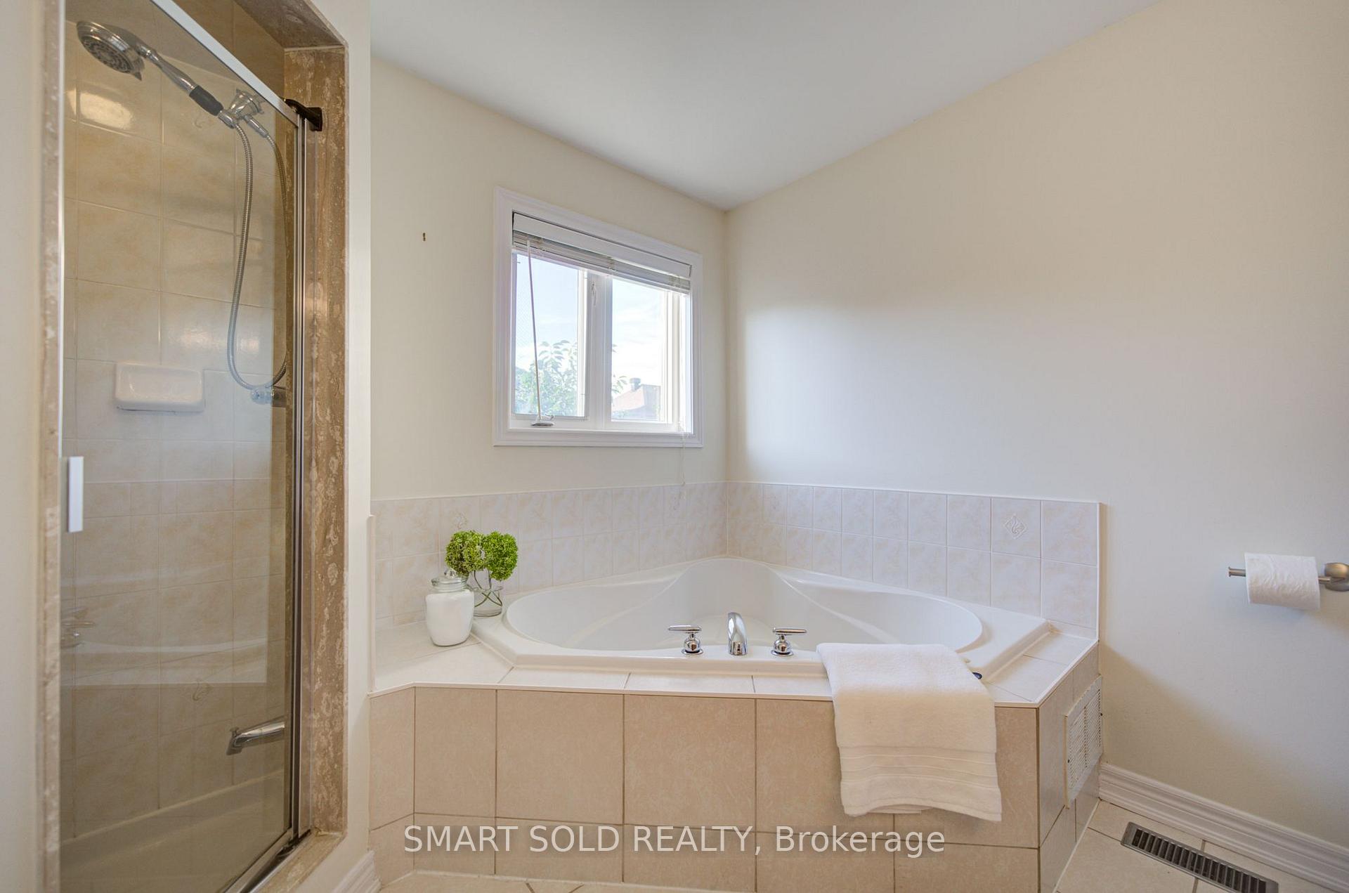 Photo 32 of 16 Burgundy Trail, Vaughan, Patterson — HOMEH