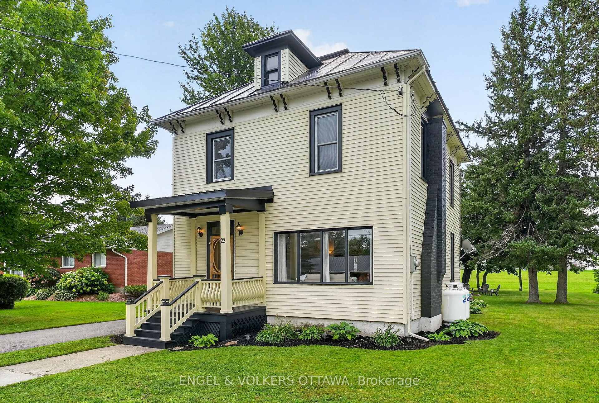 Photo 3 of 22 Peter Street, North Glengarry, Maxville — HOMEH