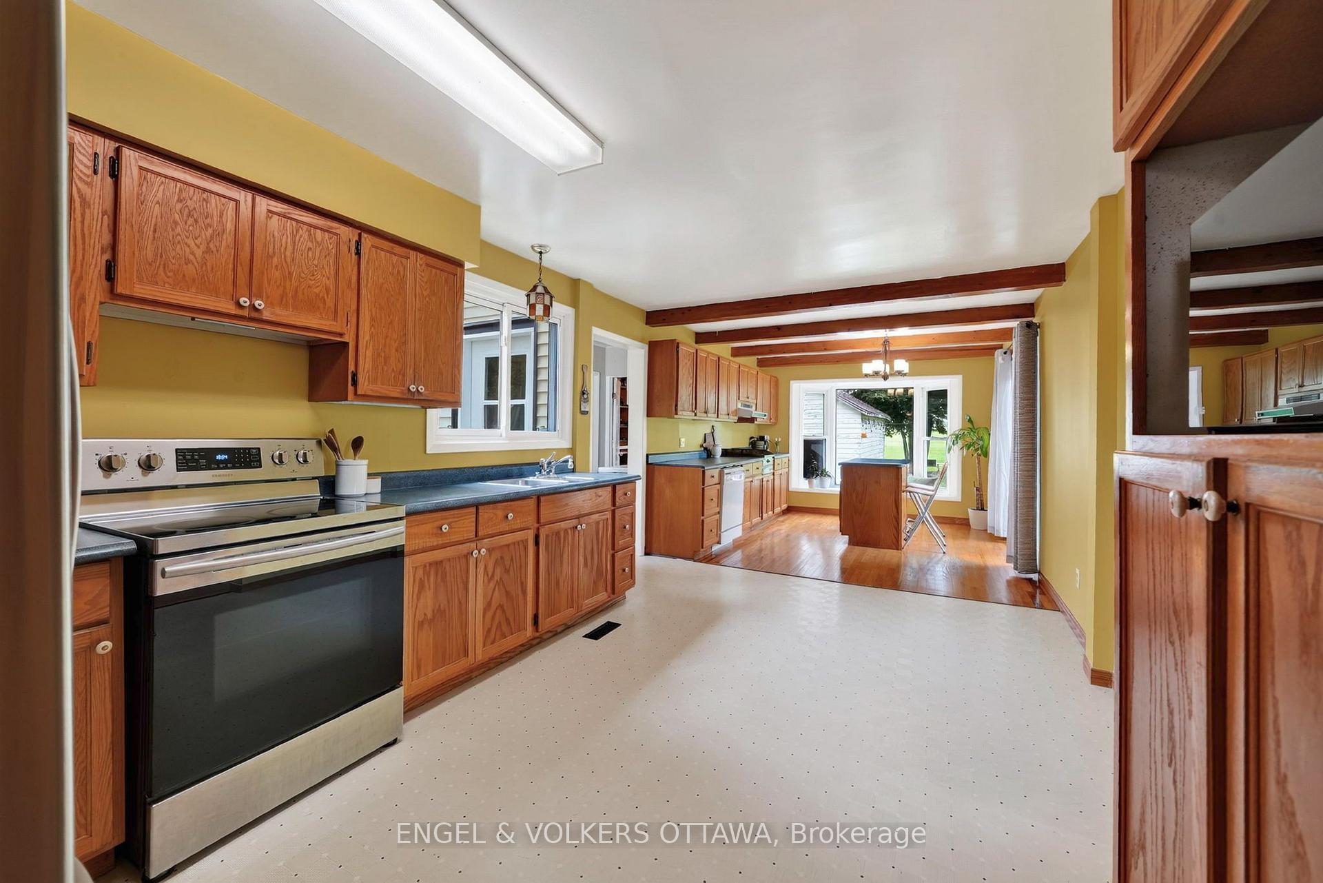 Photo 17 of 22 Peter Street, North Glengarry, Maxville — HOMEH