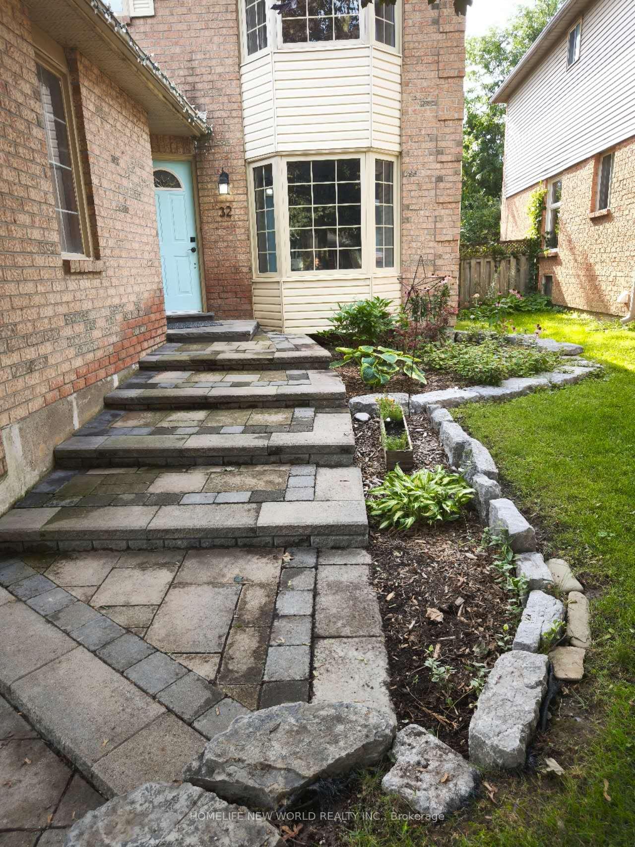 Photo 2 of 32 Moorcrest Drive, Aurora, Aurora Village — HOMEH