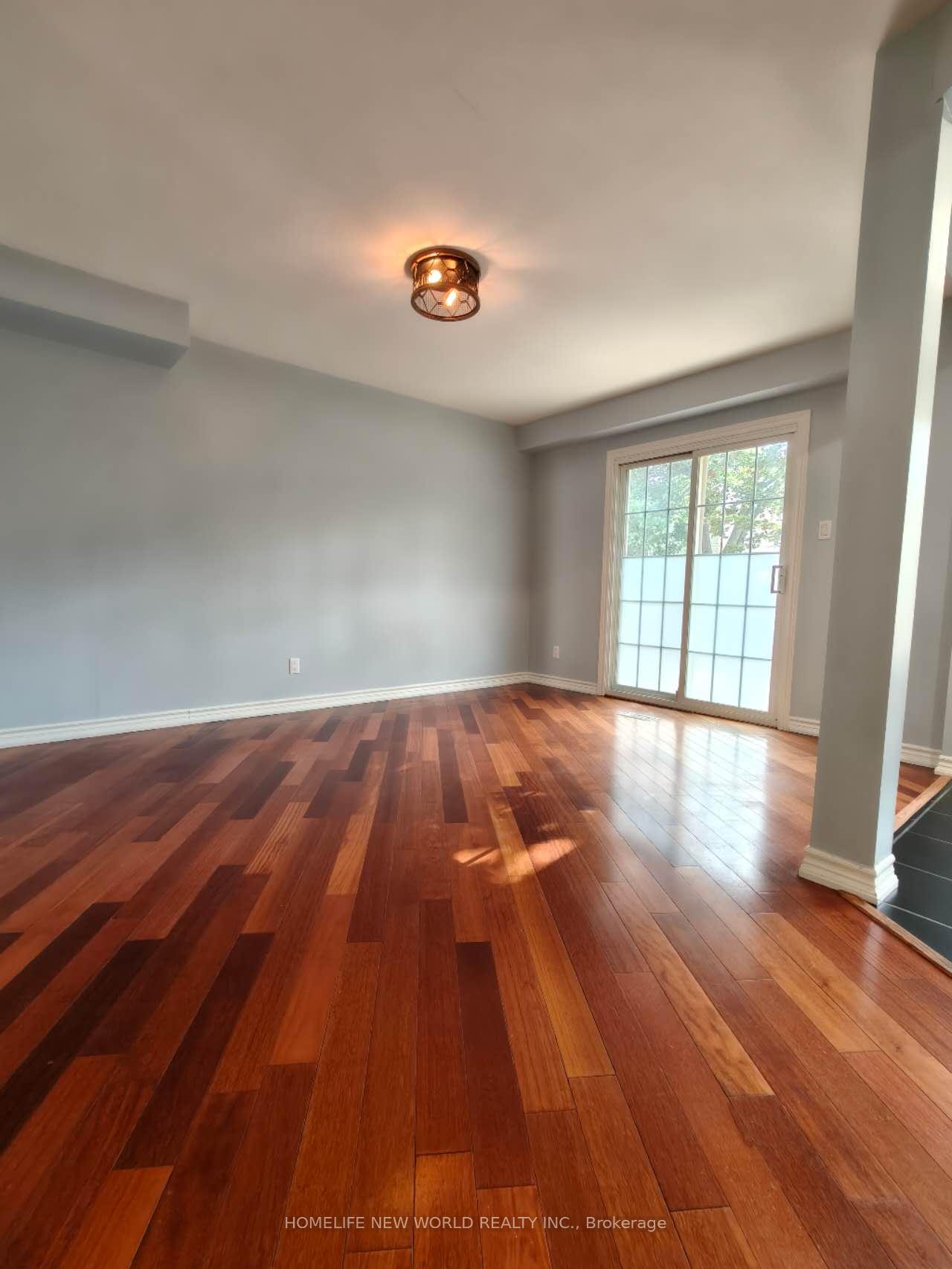 Photo 5 of 32 Moorcrest Drive, Aurora, Aurora Village — HOMEH