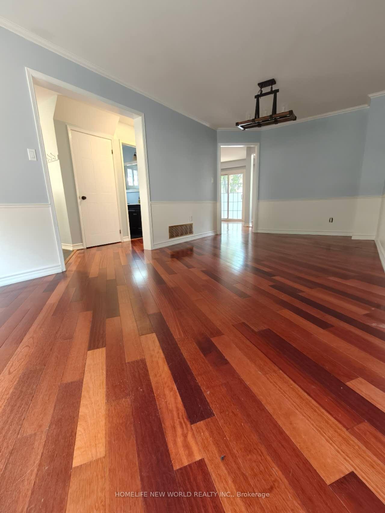 Photo 6 of 32 Moorcrest Drive, Aurora, Aurora Village — HOMEH