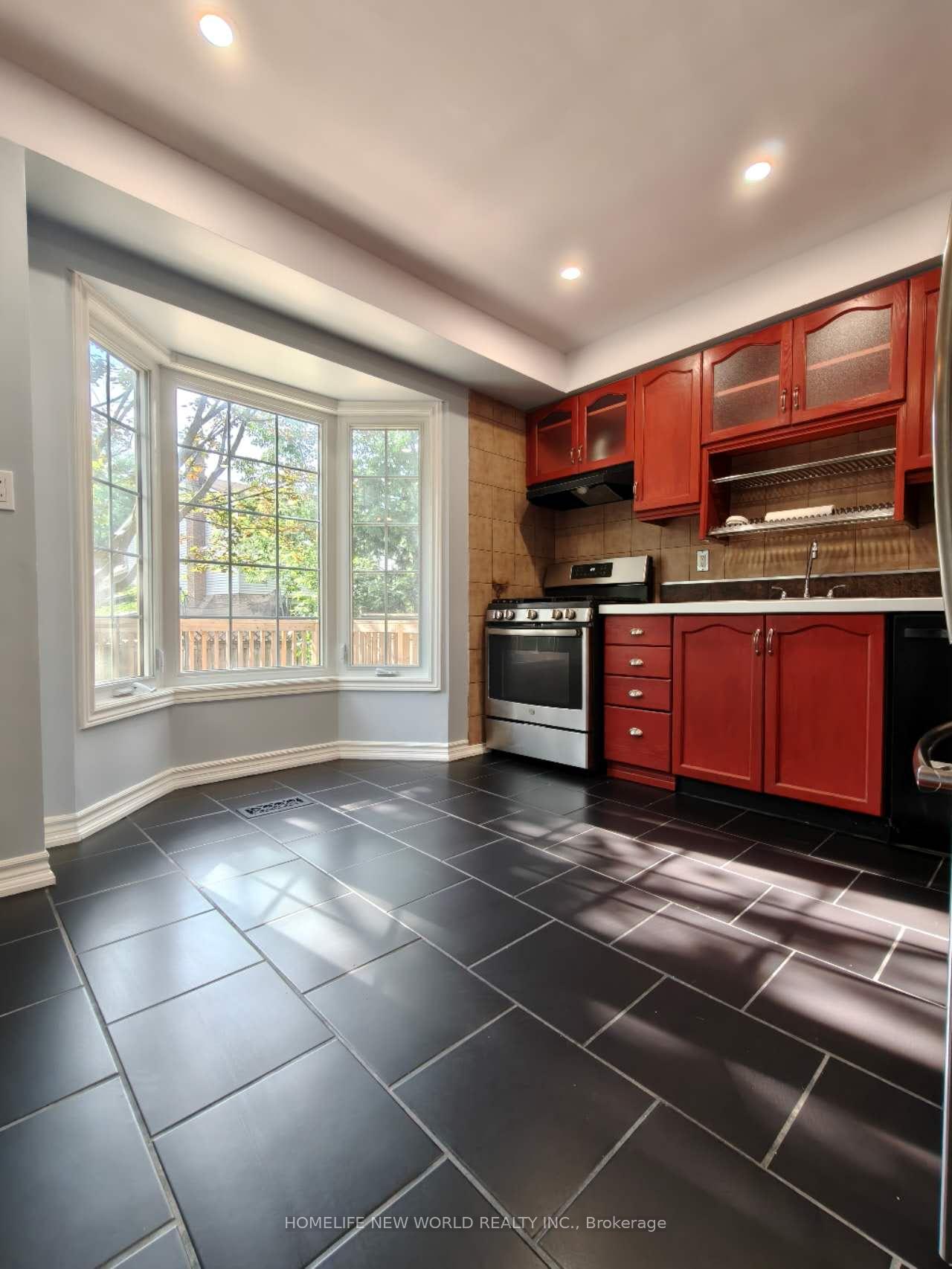 Photo 9 of 32 Moorcrest Drive, Aurora, Aurora Village — HOMEH