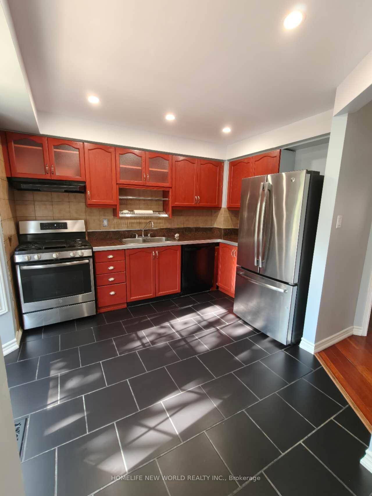Photo 10 of 32 Moorcrest Drive, Aurora, Aurora Village — HOMEH