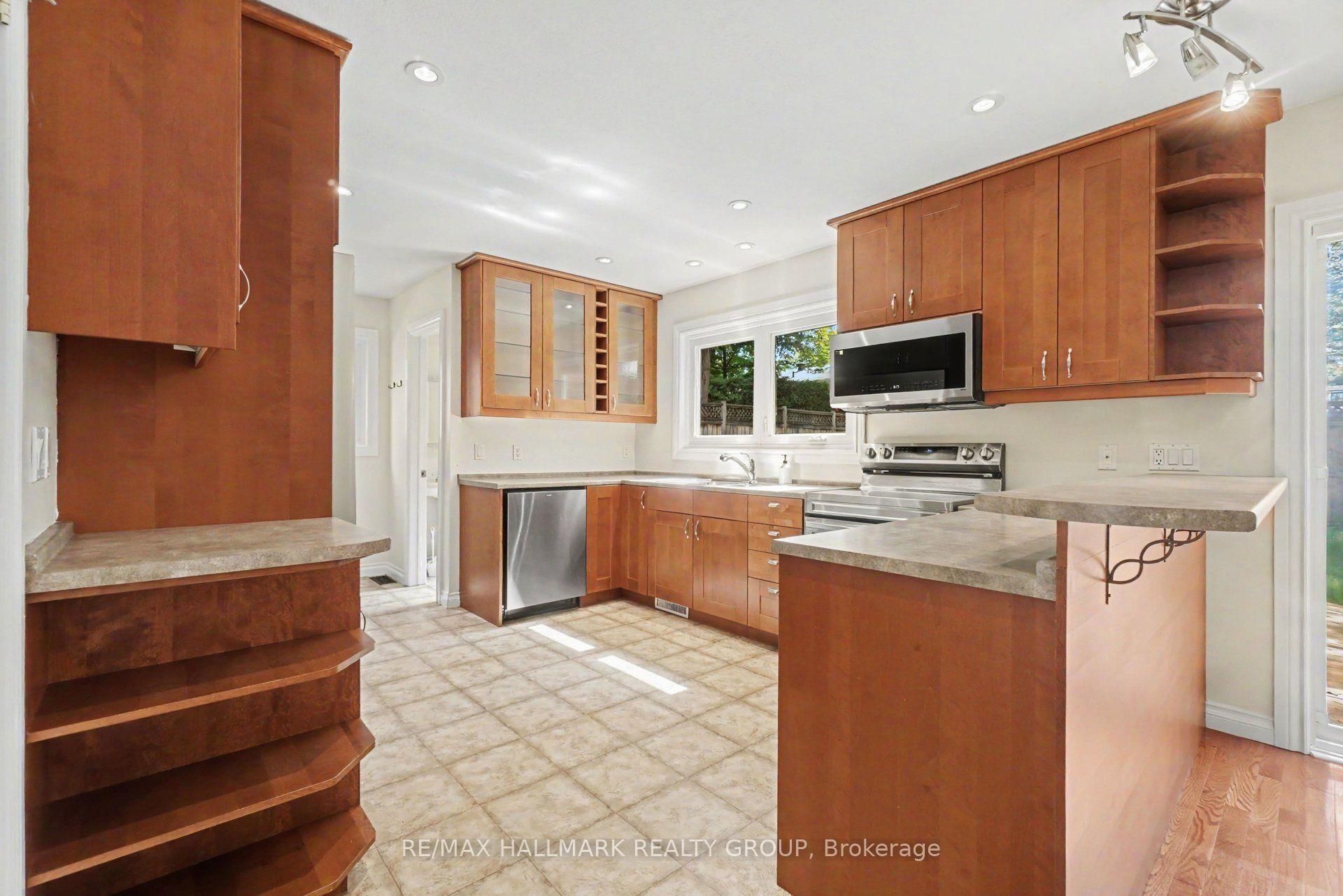 Photo 9 of 10 Woodview Crescent, Ottawa, Blackburn Hamlet — HOMEH