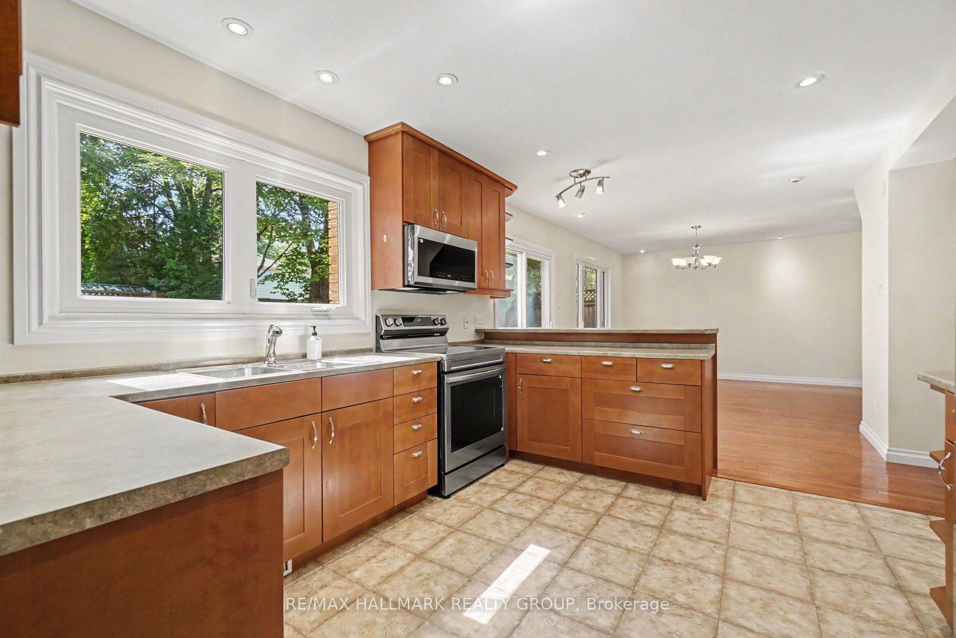 Photo 10 of 10 Woodview Crescent, Ottawa, Blackburn Hamlet — HOMEH