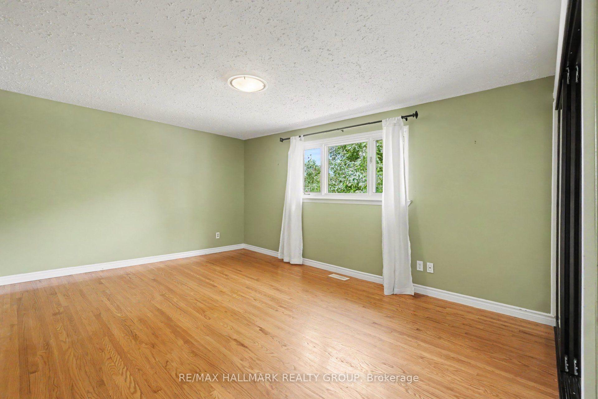 Photo 17 of 10 Woodview Crescent, Ottawa, Blackburn Hamlet — HOMEH