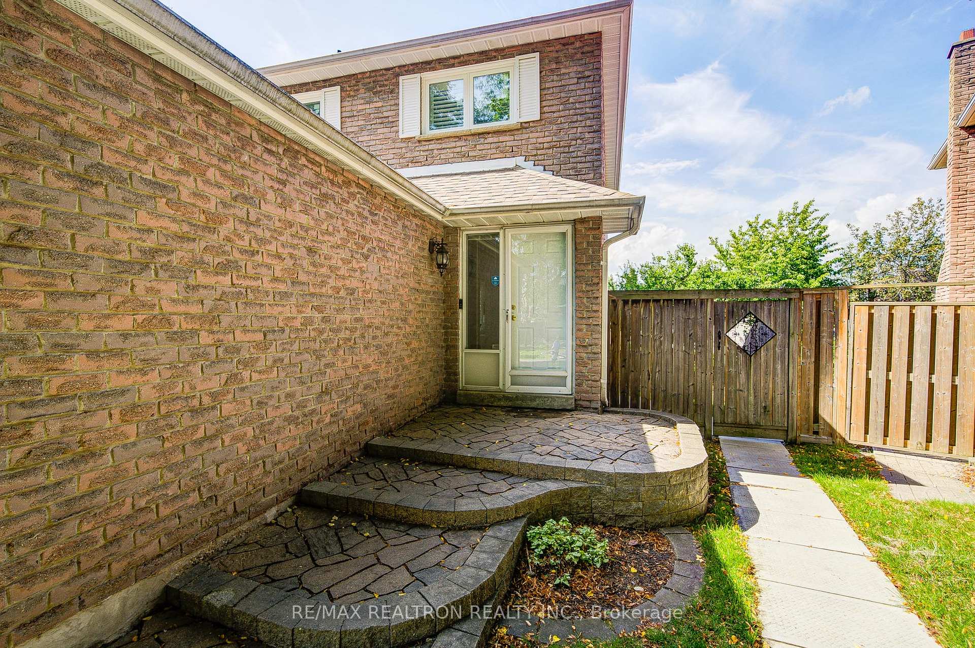 Photo 2 of 26 Mercer Crescent, Markham, Raymerville — HOMEH