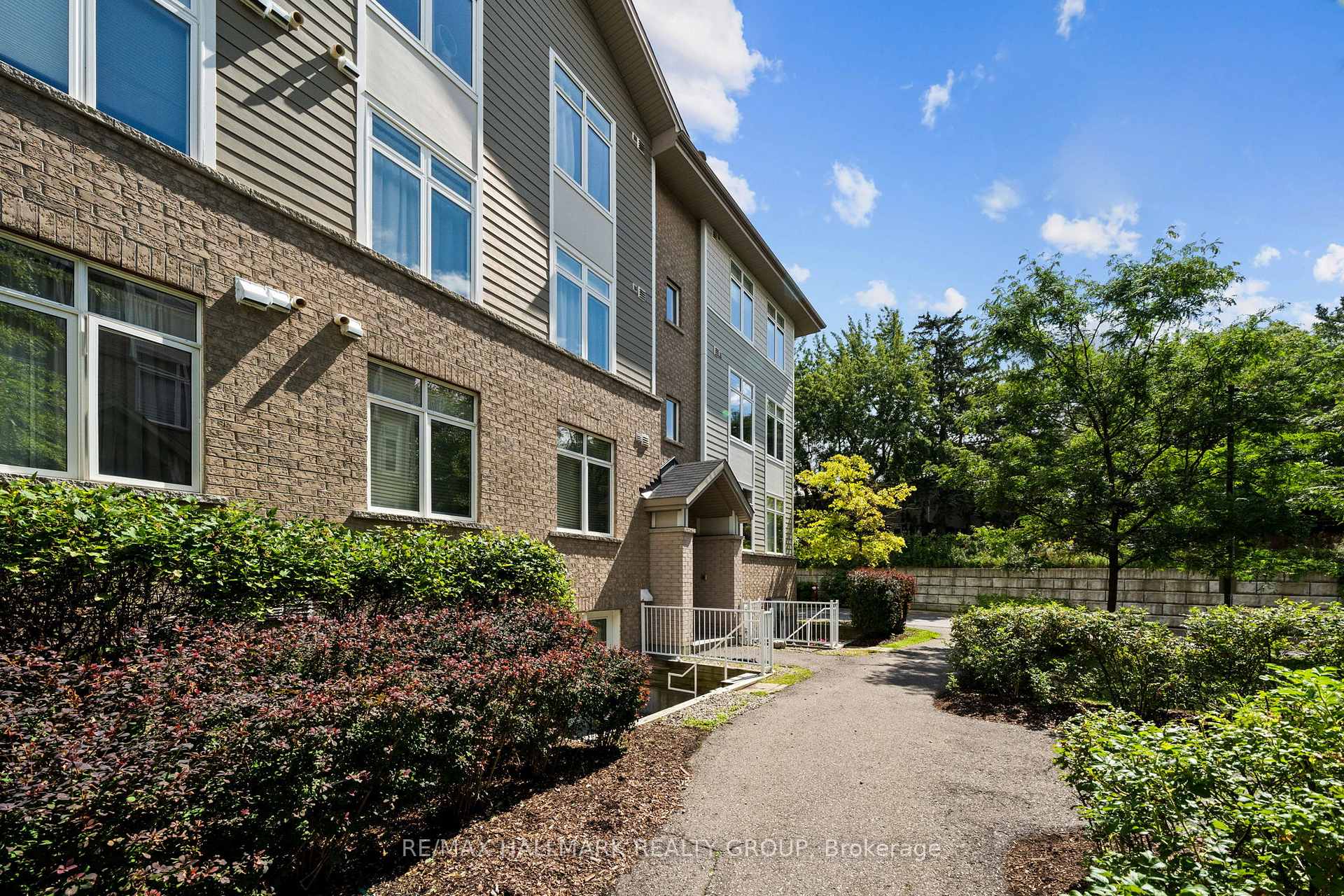 Photo 3 of Unit F, 322 Everest Private, Ottawa, Elmvale Acres — HOMEH