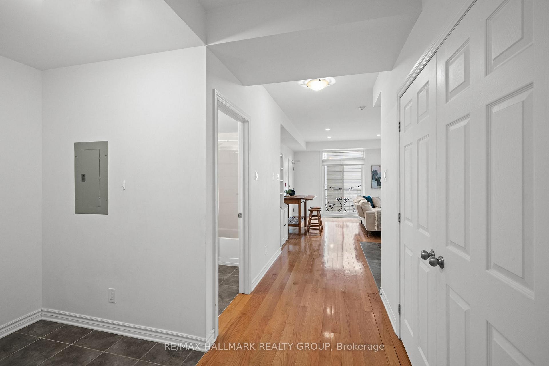 Photo 5 of Unit F, 322 Everest Private, Ottawa, Elmvale Acres — HOMEH