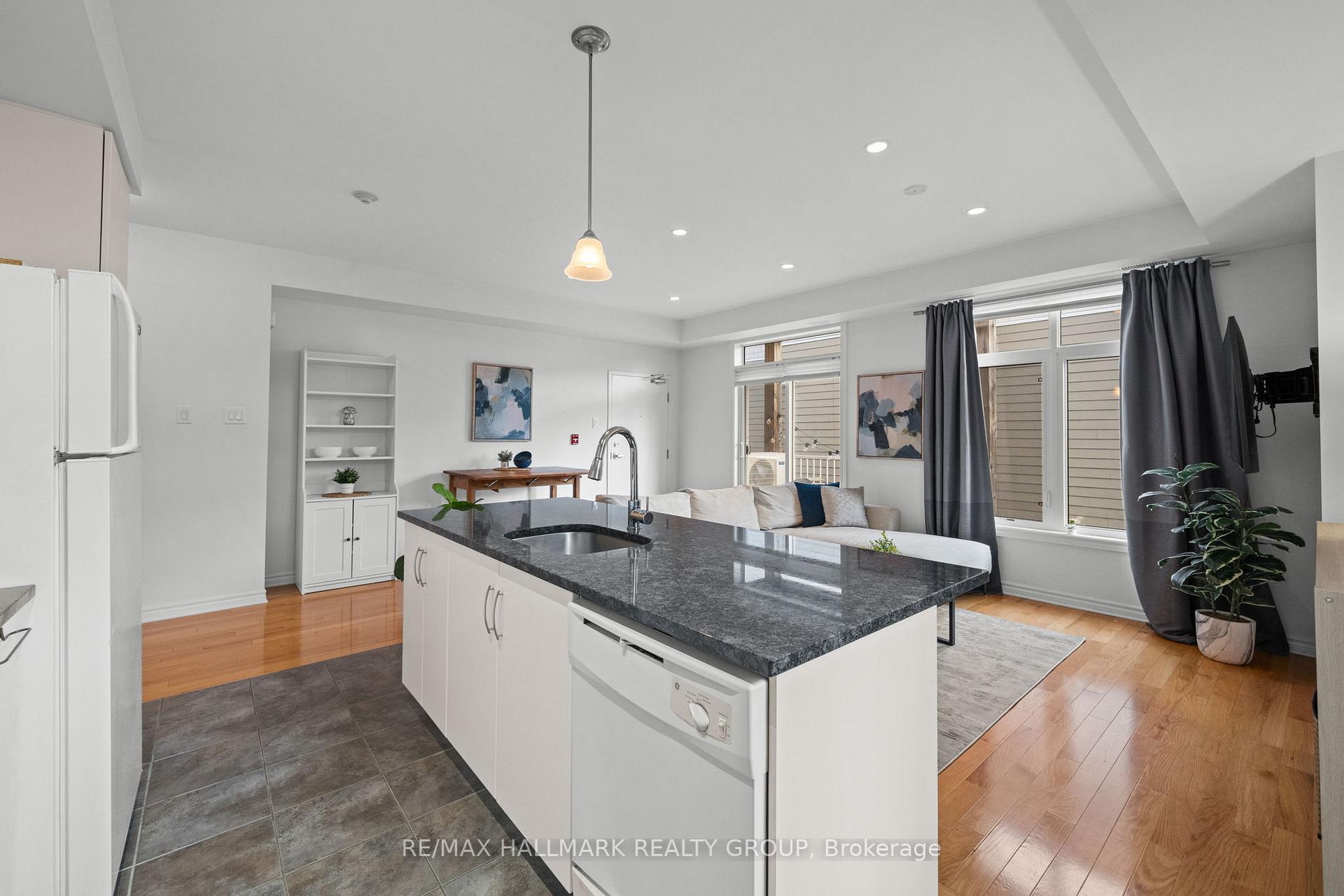 Photo 10 of Unit F, 322 Everest Private, Ottawa, Elmvale Acres — HOMEH
