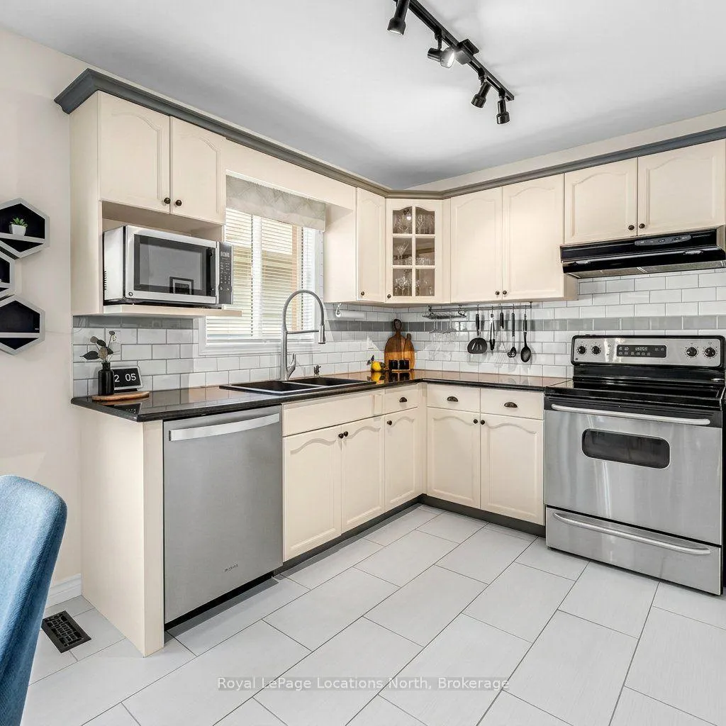 Photo 17 of 846 Railton Avenue, London, East I — HOMEH