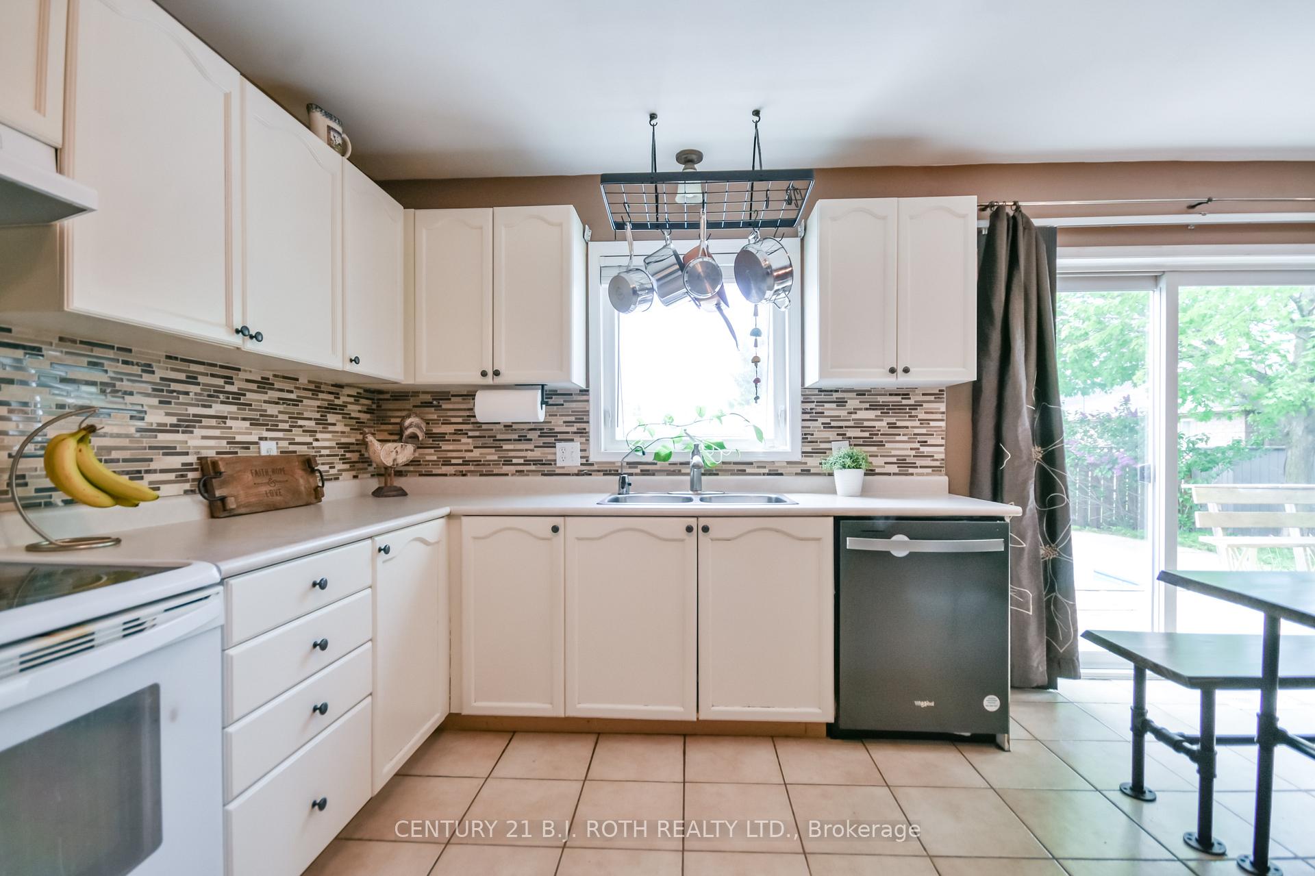 Photo 7 of 42 Farmstead Crescent, Barrie, Holly — HOMEH