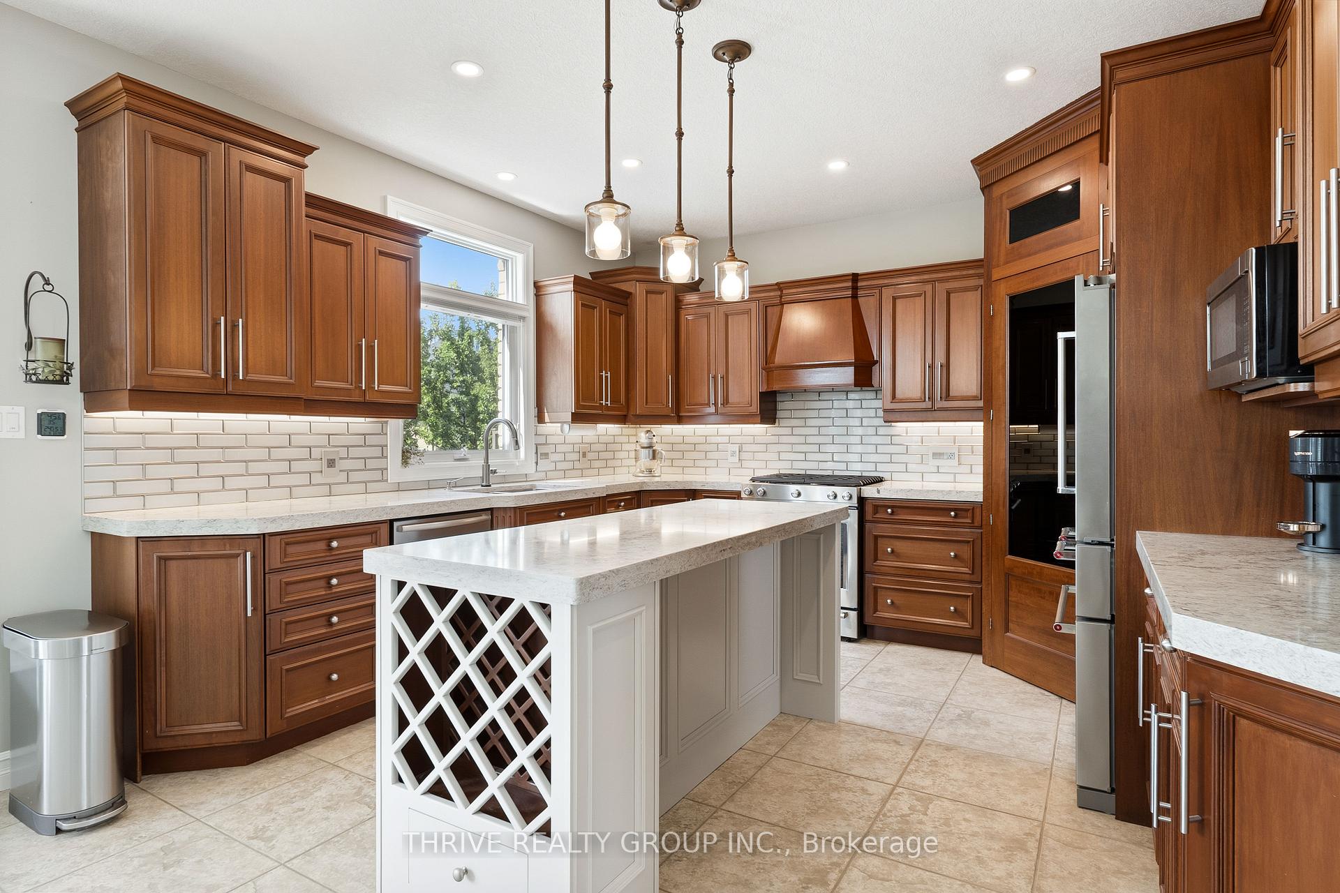 Photo 10 of 944 Collins Drive, London, South L — HOMEH