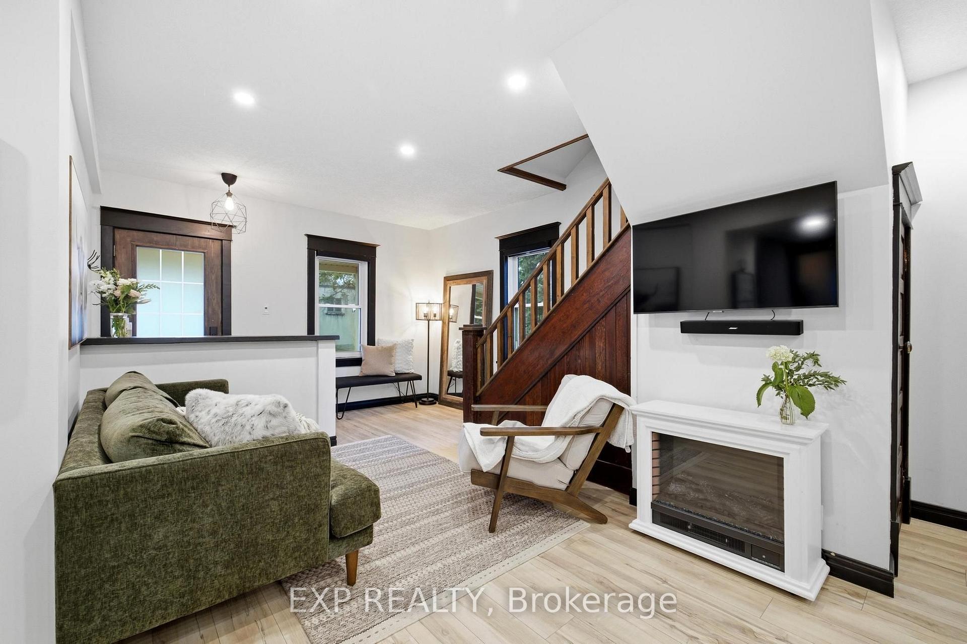 Photo 3 of 35 Arthur Street N, Woolwich, Elmira — HOMEH