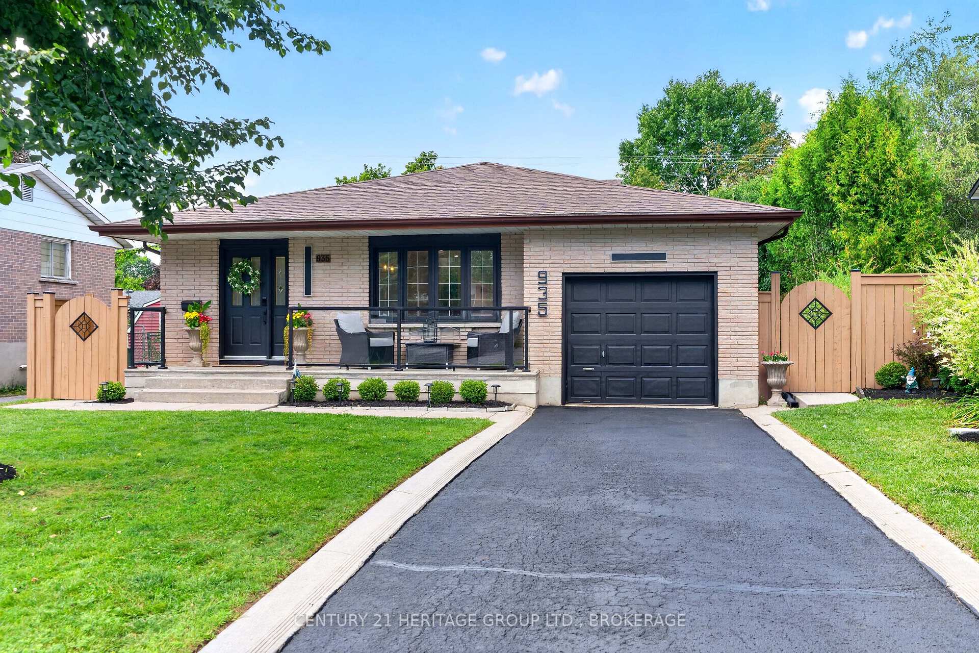 Photo 4 of 935 Pembridge Crescent, Kingston, South of Taylor-Kidd Blvd — HOMEH