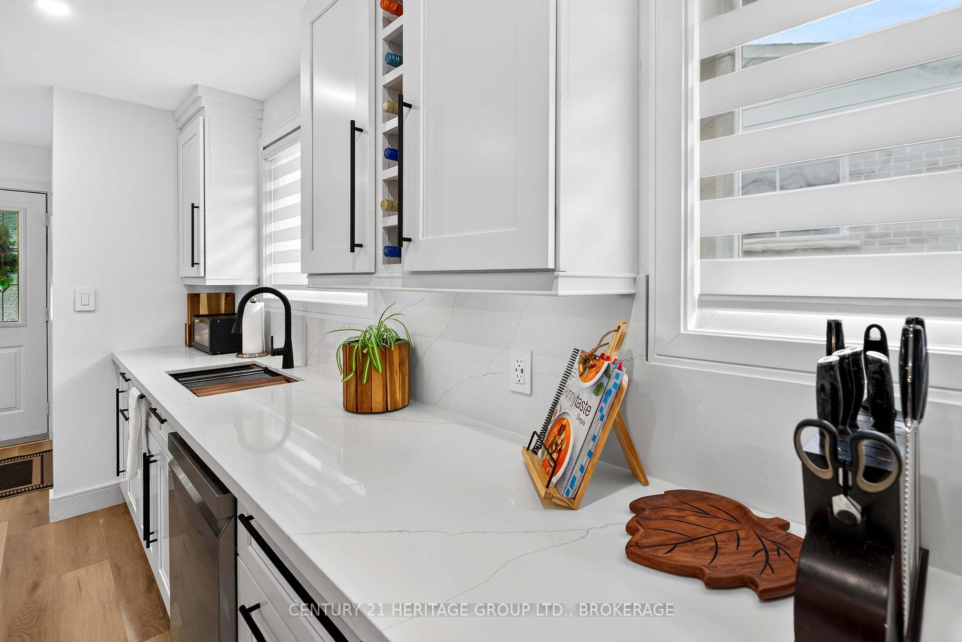 Photo 16 of 935 Pembridge Crescent, Kingston, South of Taylor-Kidd Blvd — HOMEH