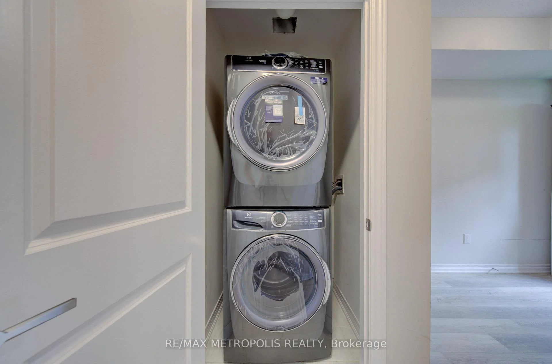 Photo 11 of Unit #14, 10 Birmingham Drive, Cambridge, Hillcrest/Forbes Park — HOMEH