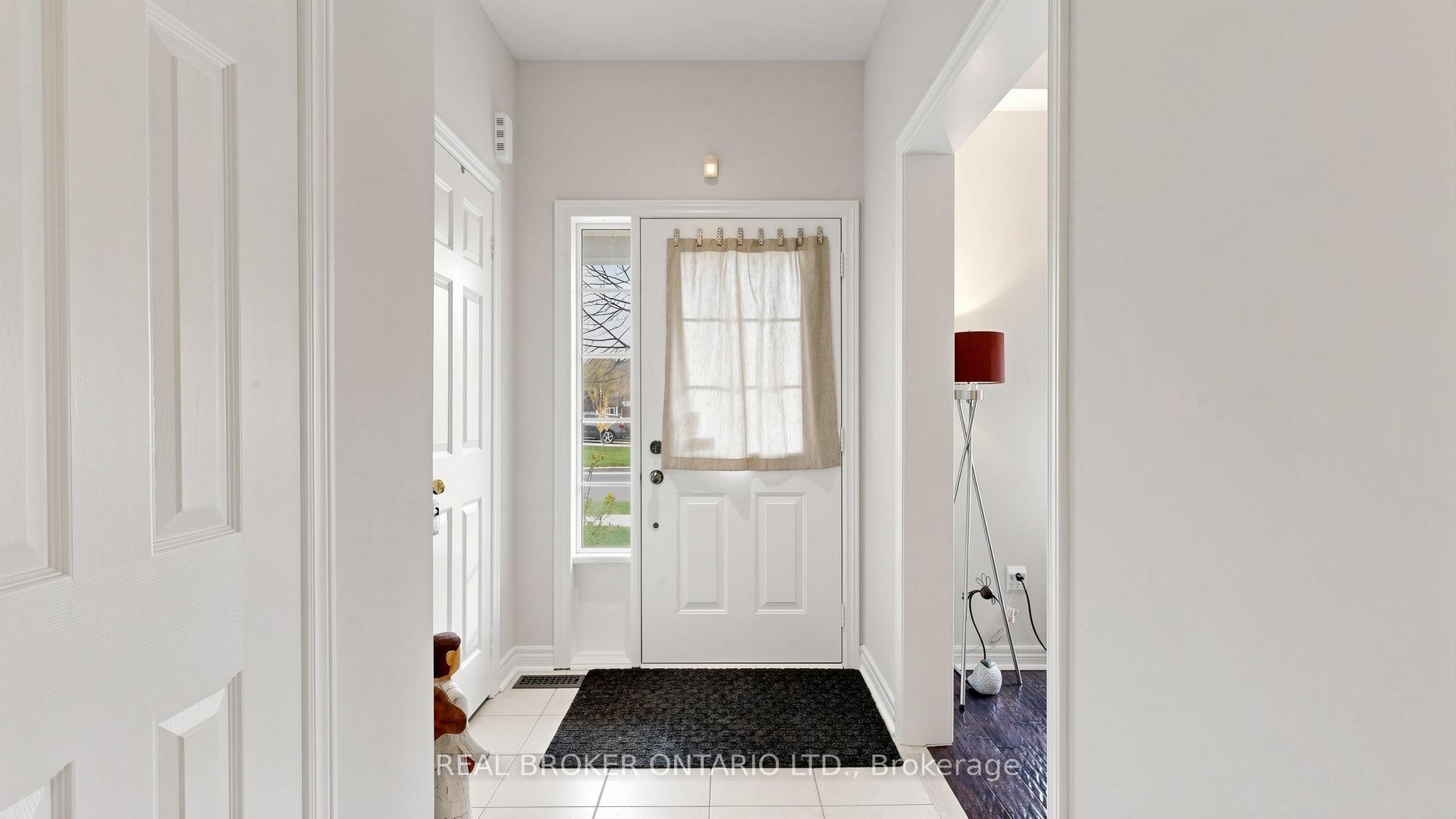 Photo 3 of 23 Piera Gardens, Markham, Village Green-South Unionville — HOMEH