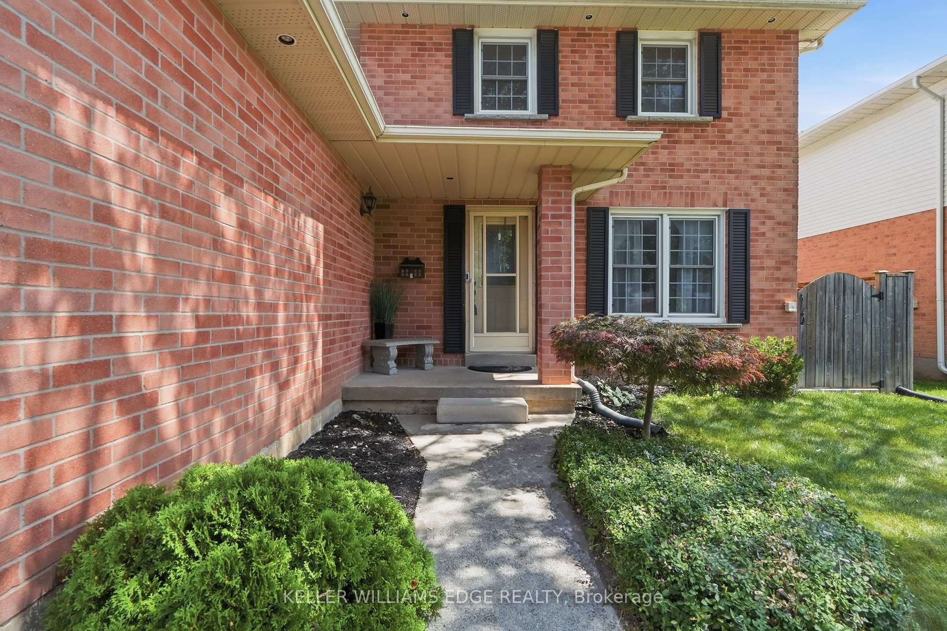 Photo 2 of 2055 Hunters Wood Drive, Burlington, Headon — HOMEH