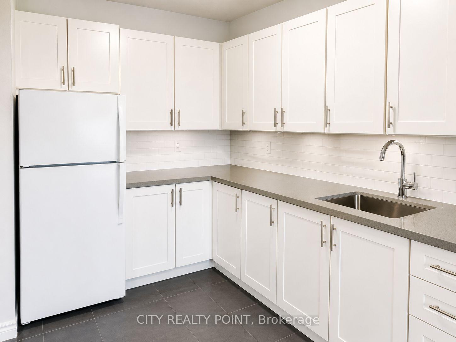 Front of Unit 701, 525 Eglinton Avenue E