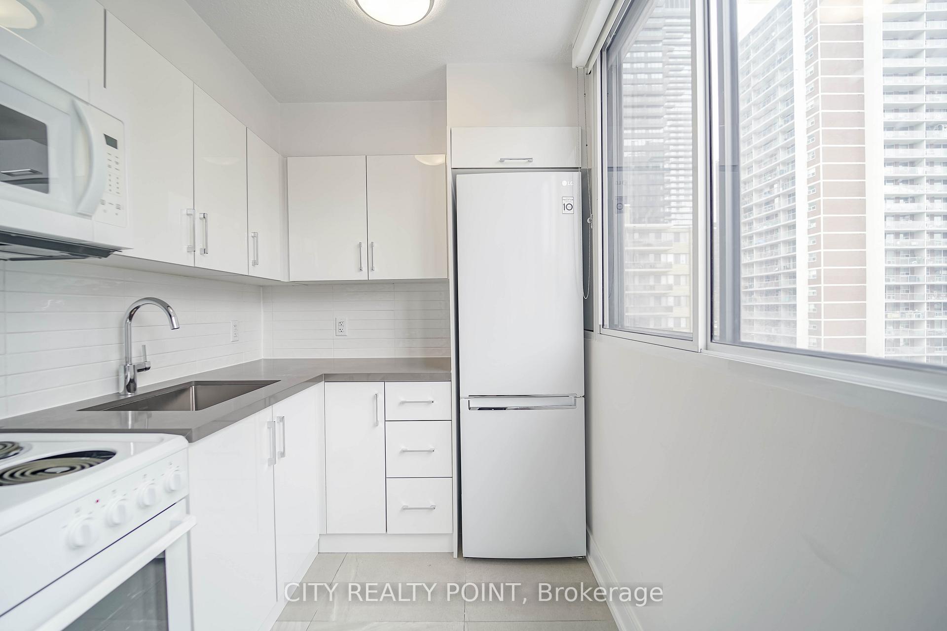 Photo 4 of Unit 2513, 33 Isabella Street, Toronto, Church-Yonge Corridor — HOMEH