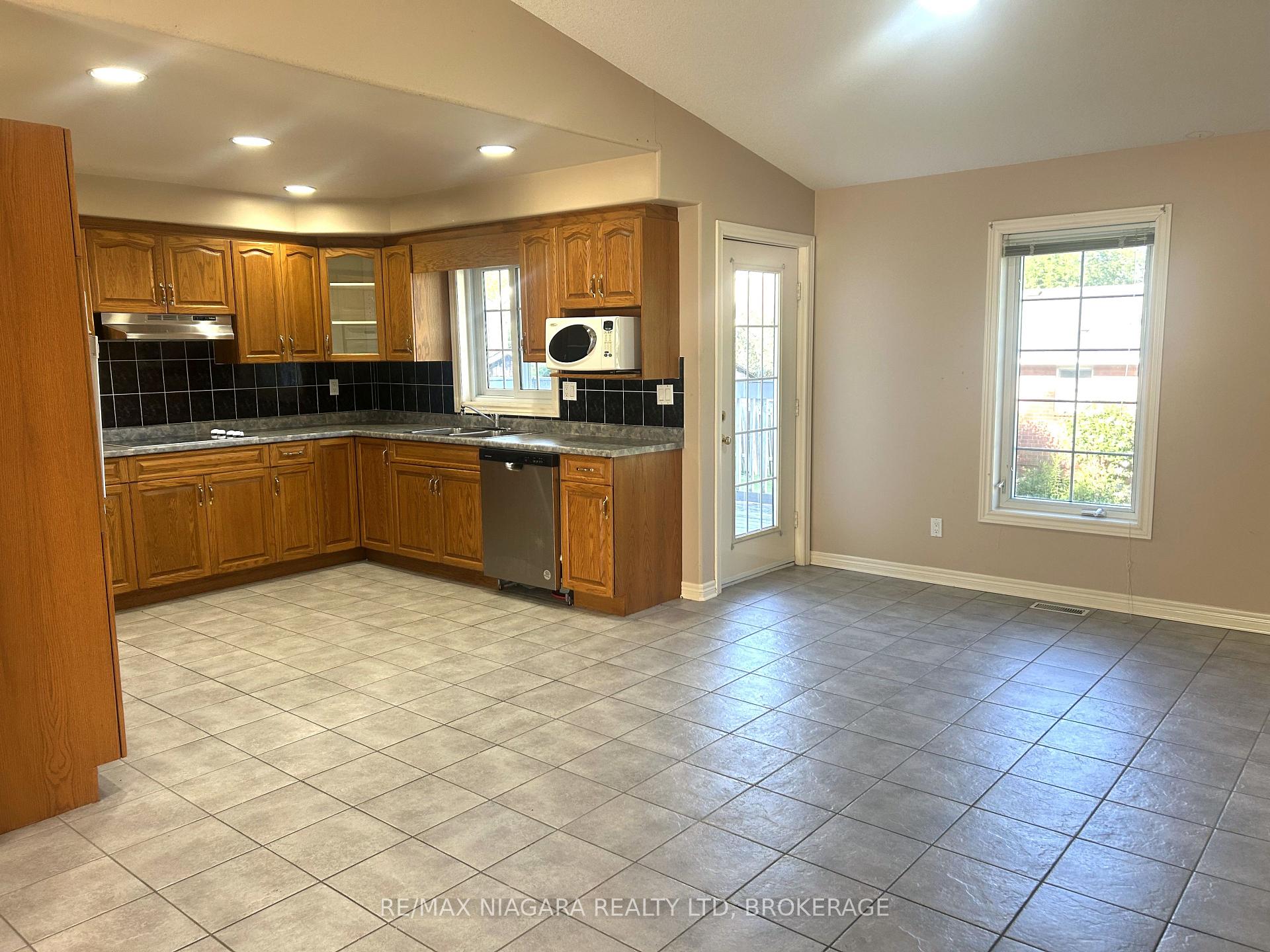 Photo 7 of Unit Unit # Main floor, 11 Ursula Avenue, St. Catharines, Burleigh Hill — HOMEH
