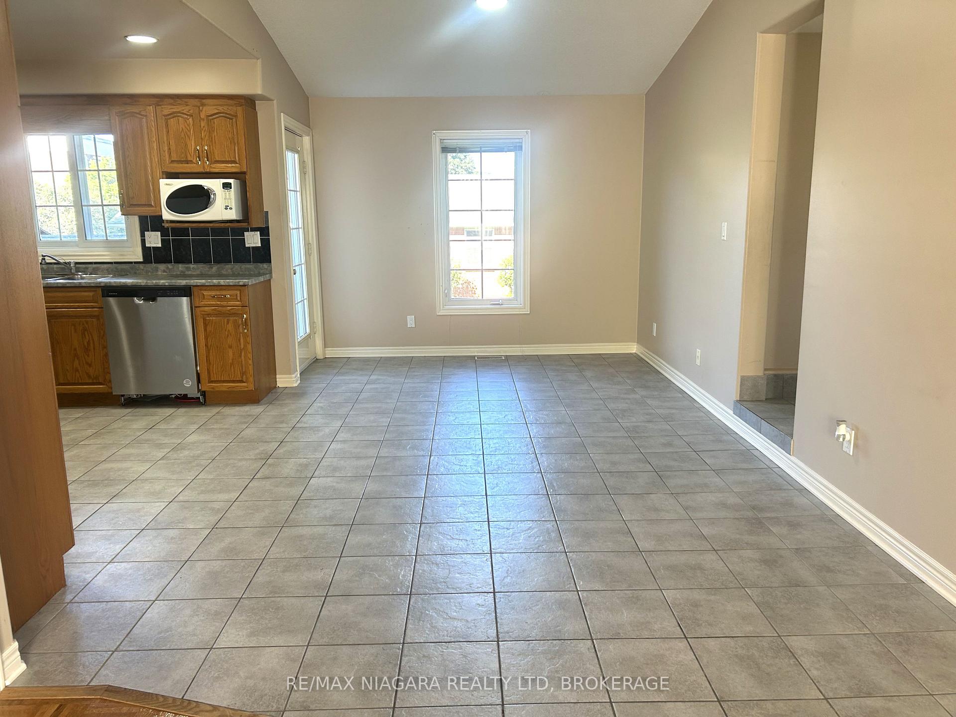 Photo 8 of Unit Unit # Main floor, 11 Ursula Avenue, St. Catharines, Burleigh Hill — HOMEH