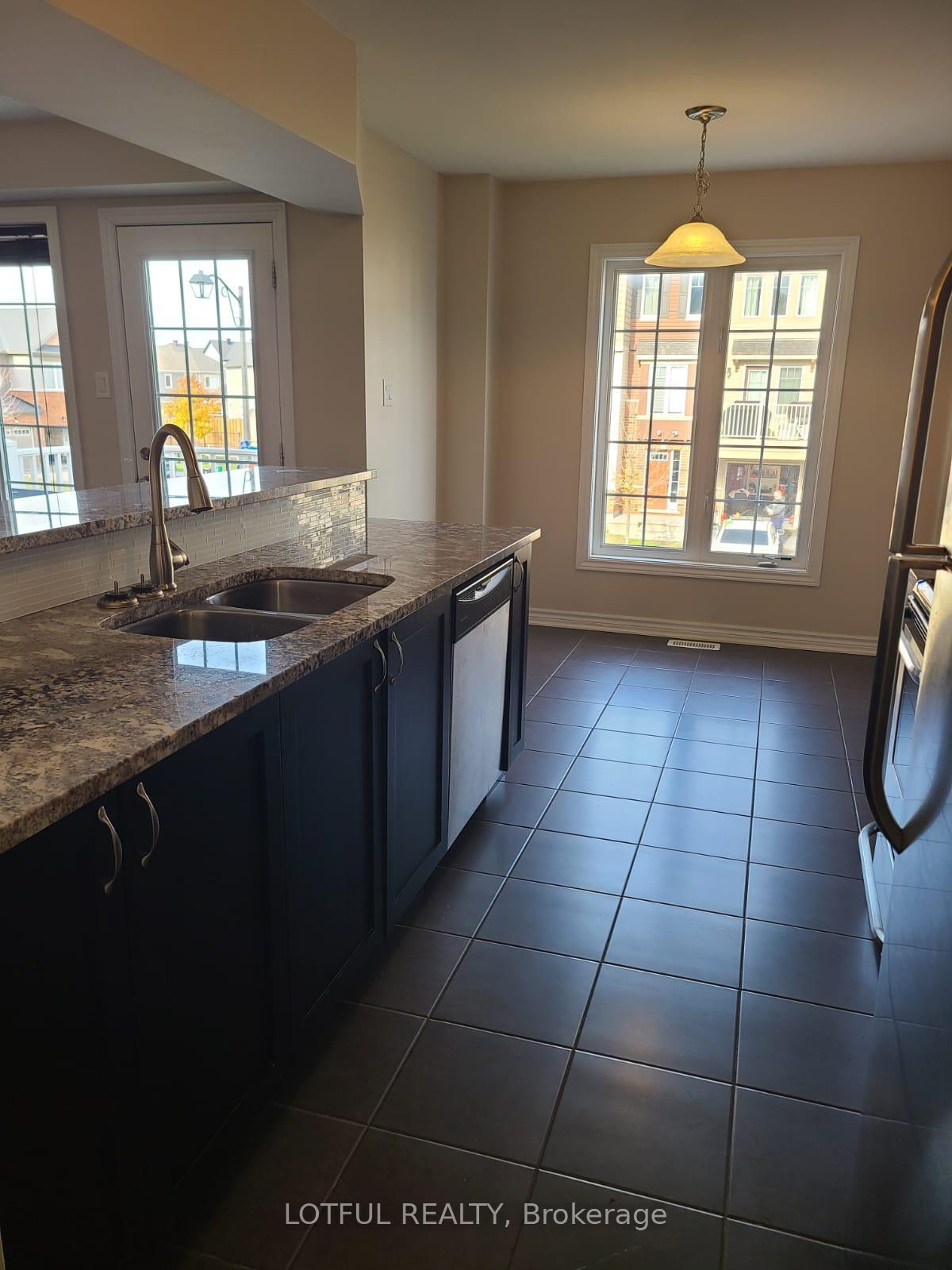Photo 7 of 609 Foxlight Circle, Ottawa, Kanata - Emerald Meadows/Trailwest — HOMEH