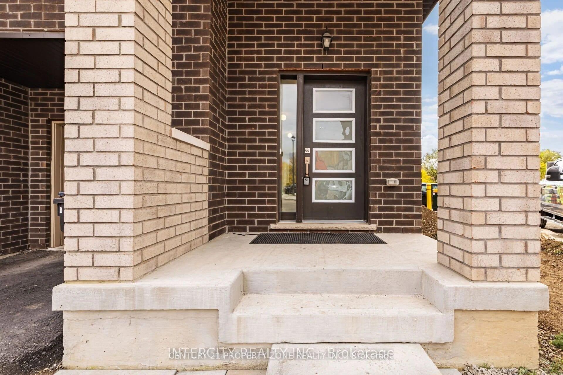Photo 4 of 2 Queenpost Drive, Brampton, Credit Valley — HOMEH