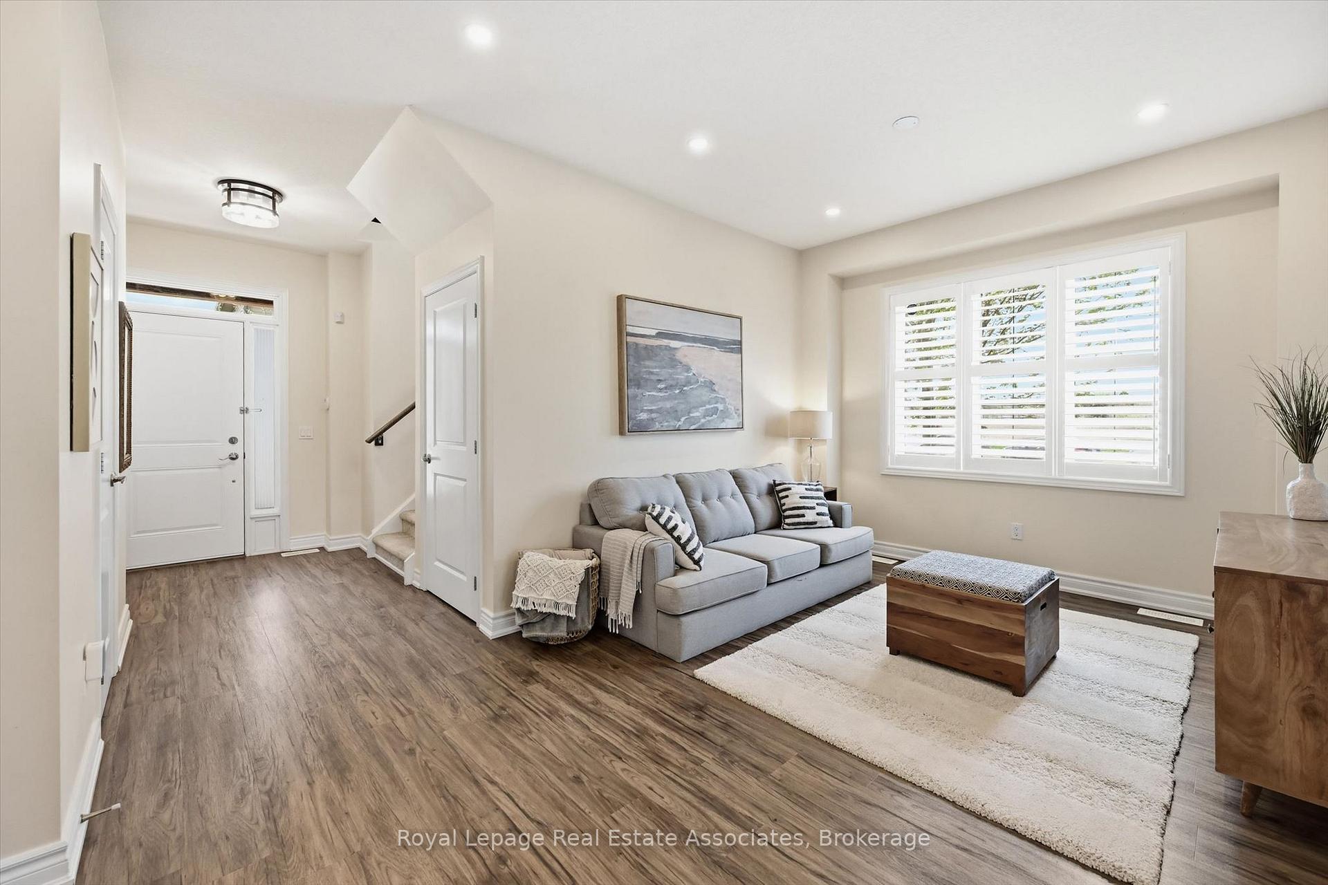 Photo 5 of 1 Southshore Crescent, Hamilton, Lakeshore — HOMEH