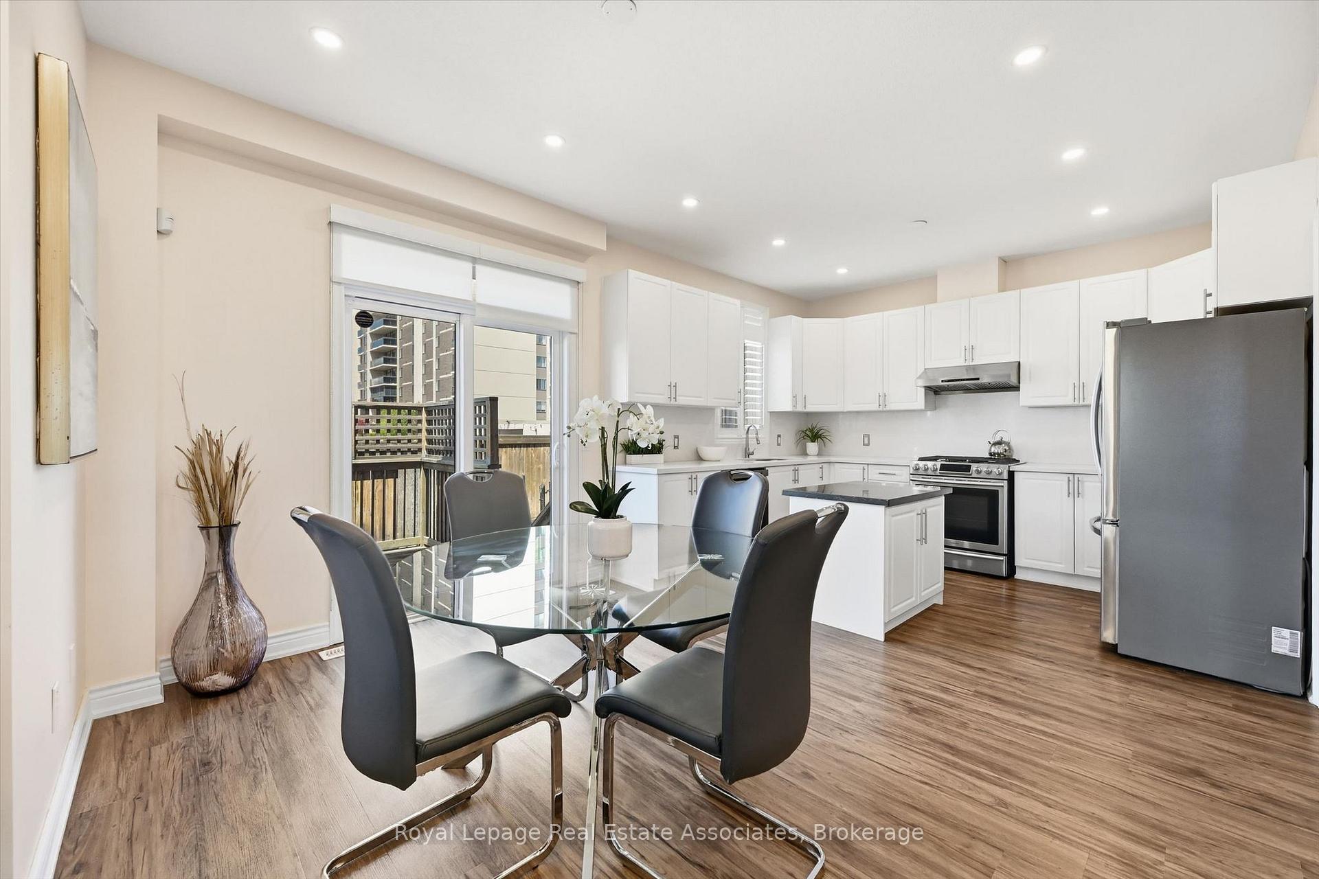 Photo 6 of 1 Southshore Crescent, Hamilton, Lakeshore — HOMEH