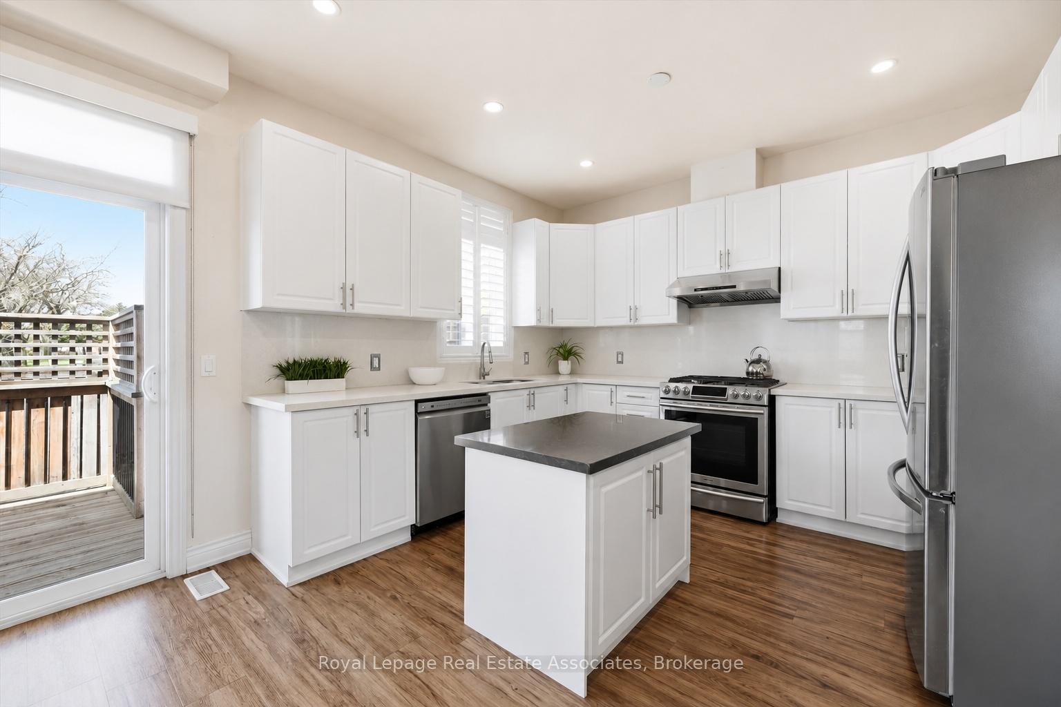 Photo 7 of 1 Southshore Crescent, Hamilton, Lakeshore — HOMEH