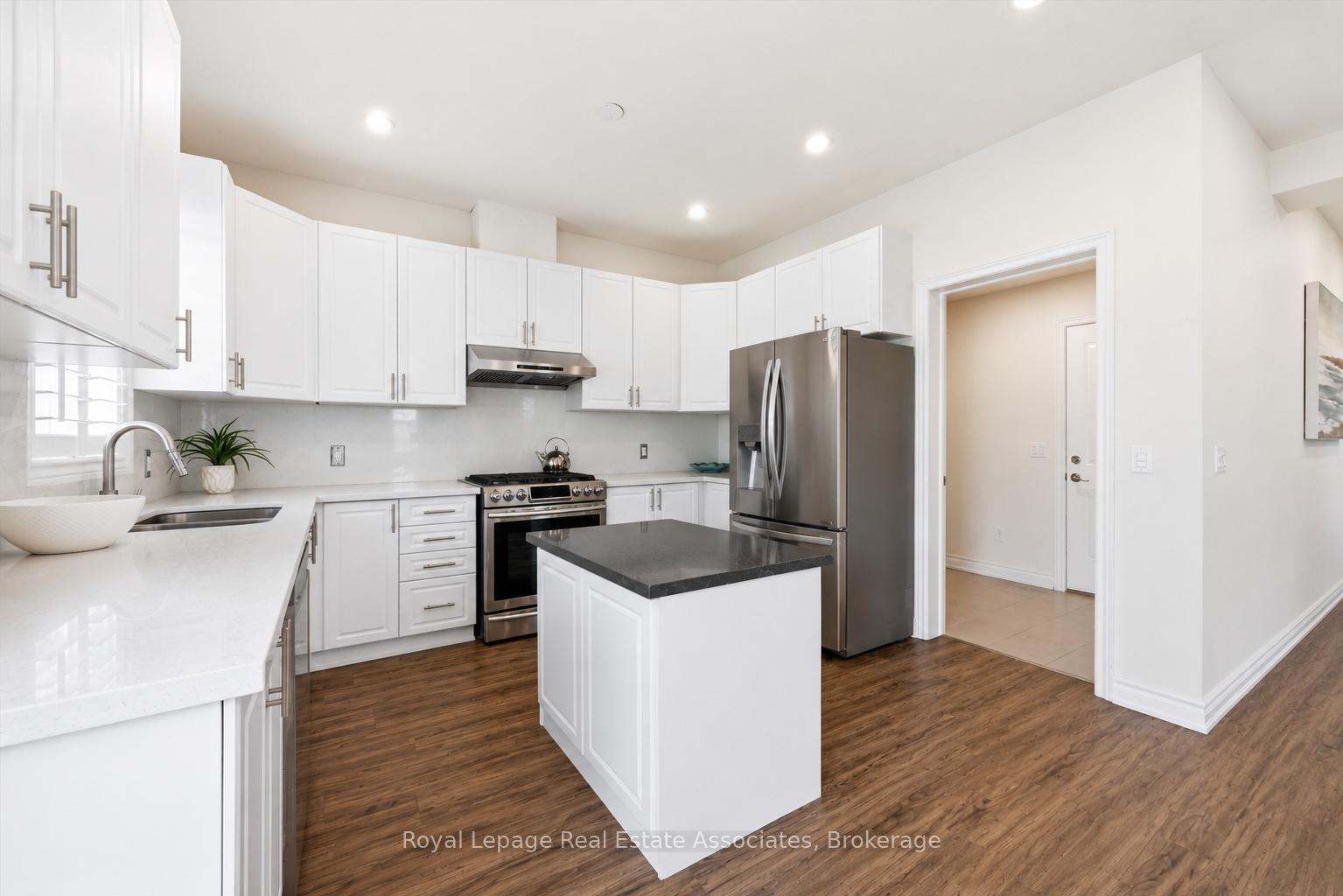 Photo 8 of 1 Southshore Crescent, Hamilton, Lakeshore — HOMEH
