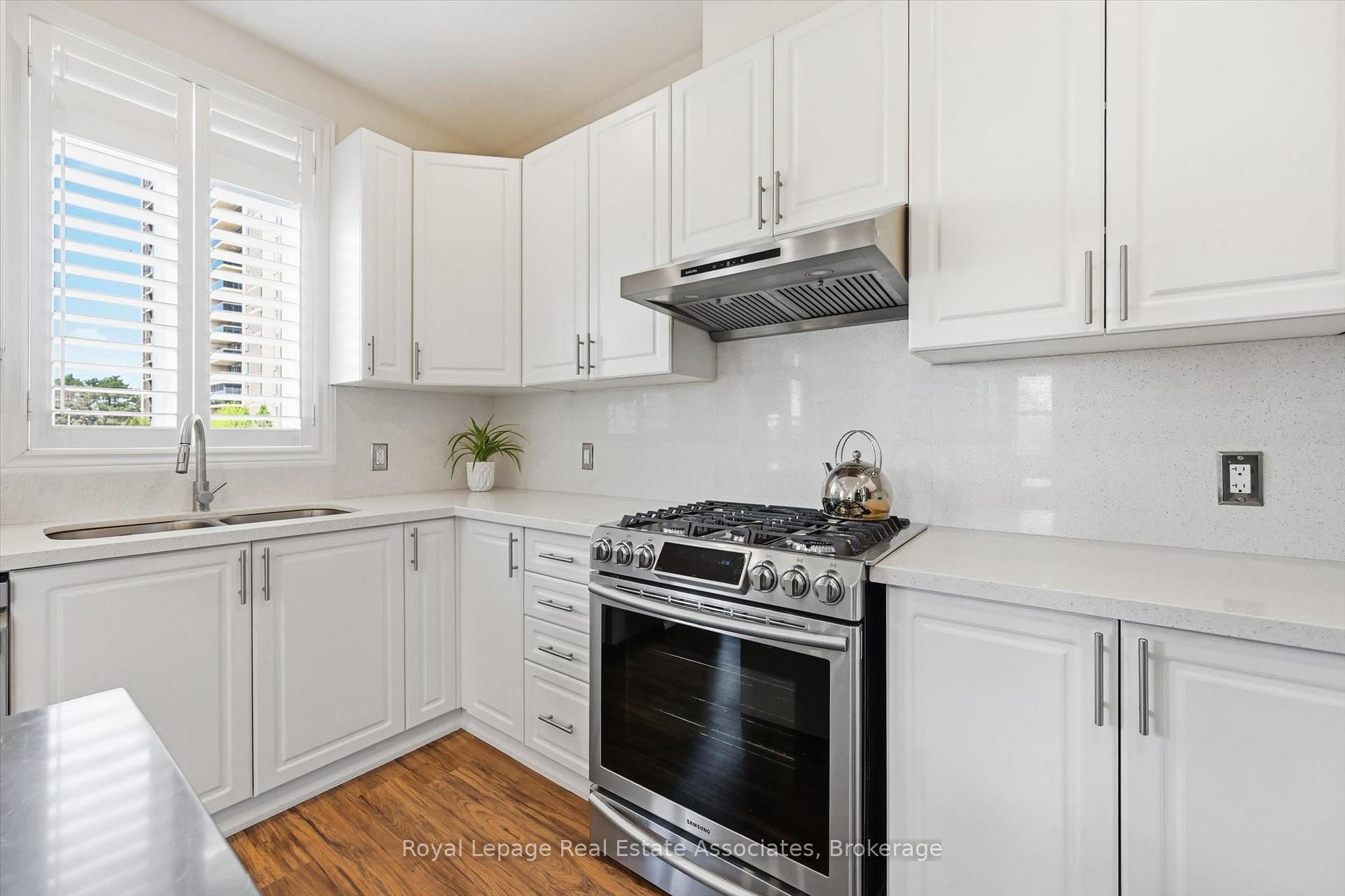 Photo 9 of 1 Southshore Crescent, Hamilton, Lakeshore — HOMEH