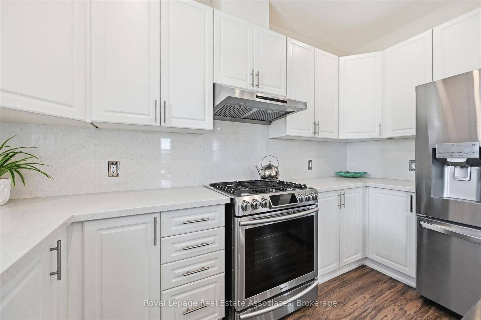 Photo 10 of 1 Southshore Crescent, Hamilton, Lakeshore — HOMEH