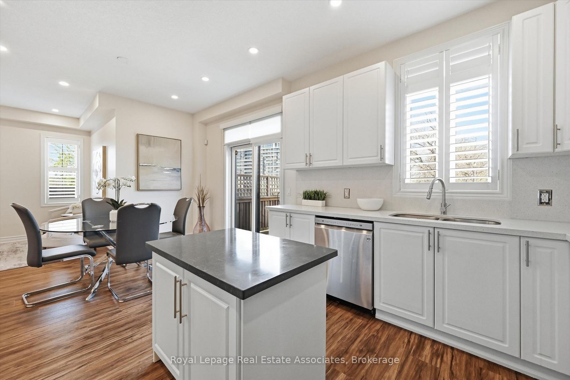 Photo 11 of 1 Southshore Crescent, Hamilton, Lakeshore — HOMEH